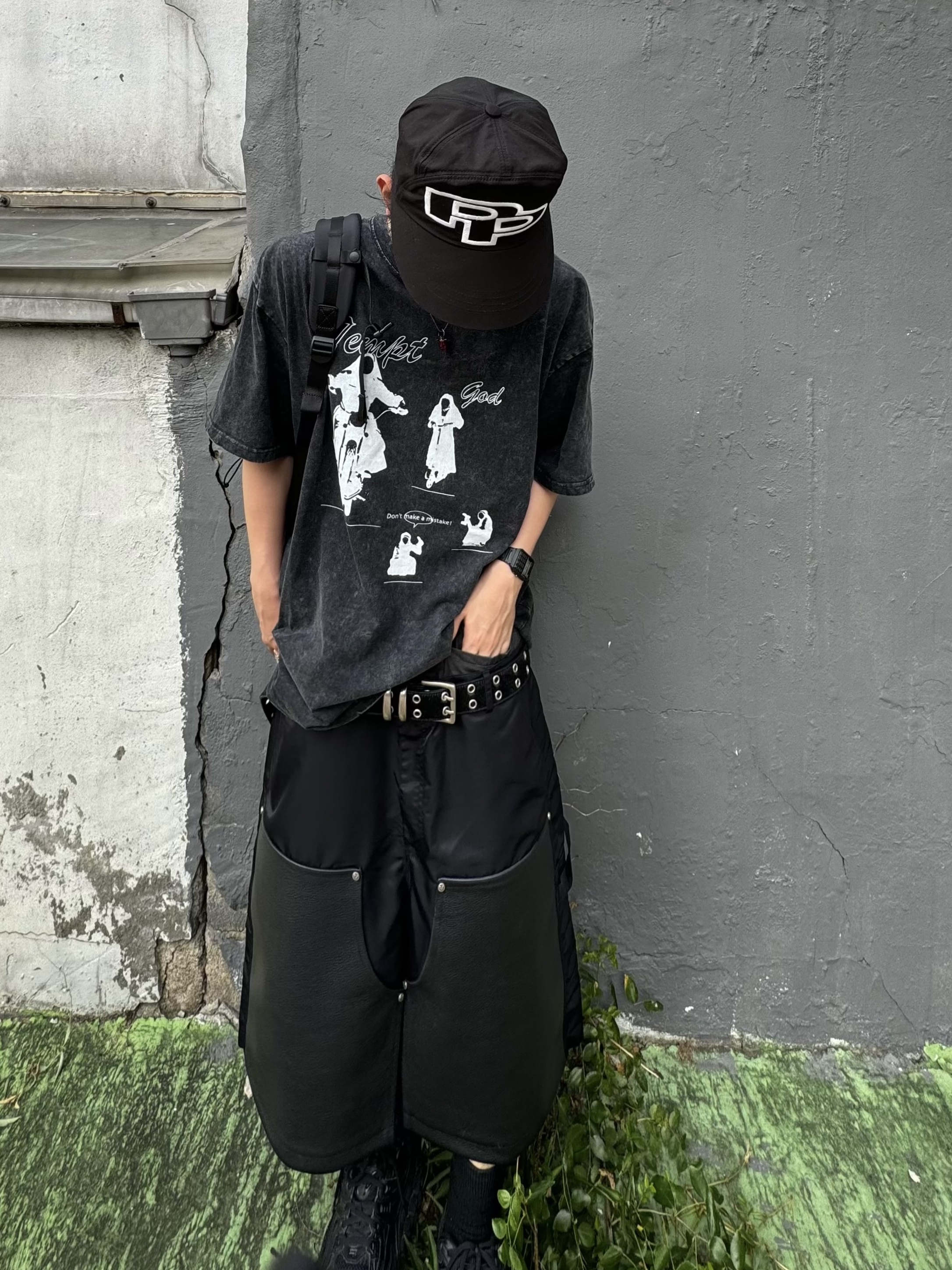 Balenciaga Defender Sneakers Black, OMO Tempt God T-Shirt Washed Black 착용 스타일 - 5