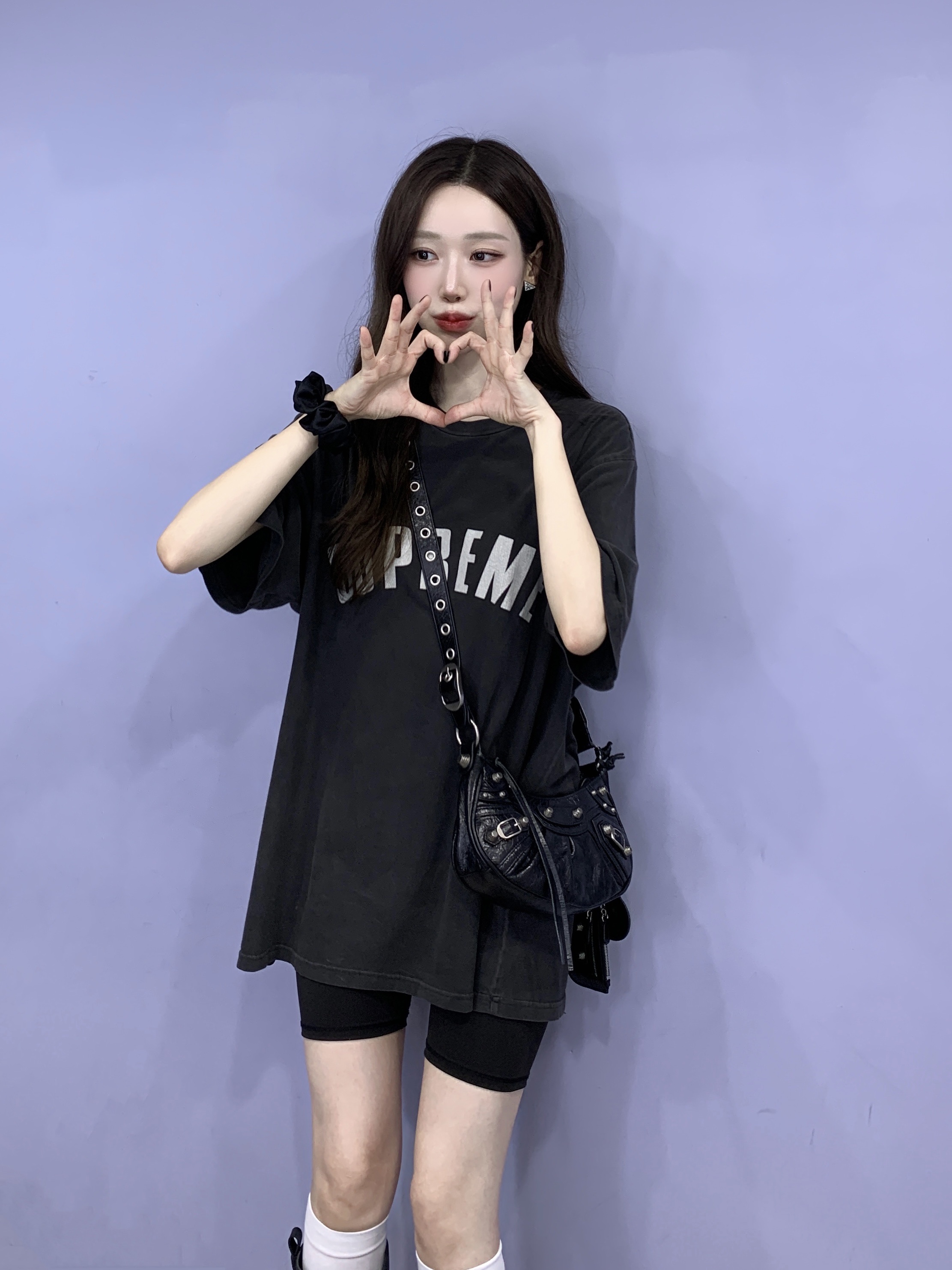 Supreme Cracked Arc S/S Top Black - 24SS, Balenciaga Arena Lambskin Le Cagole XS Shoulder Bag Black 착용 스타일 - 1