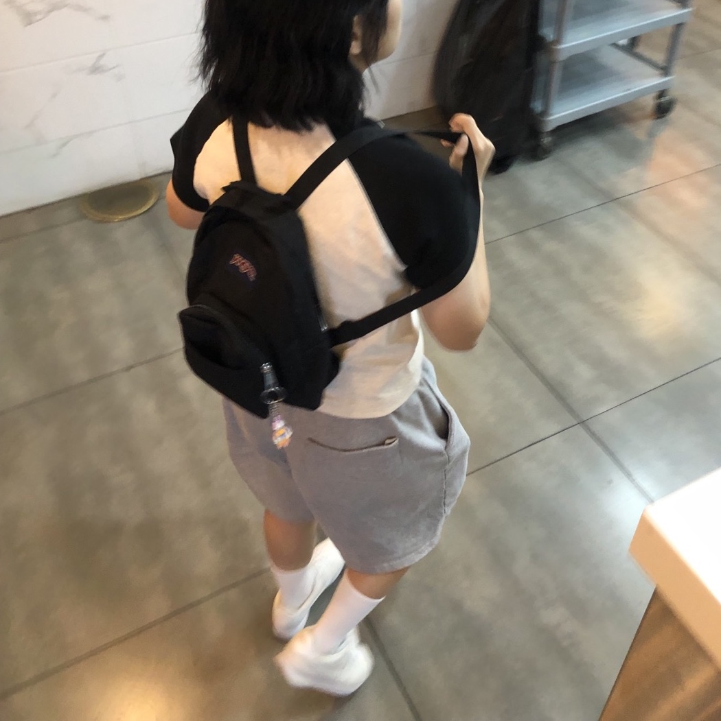 Jansport Half Pint Mini Backpack Black 착용 스타일
