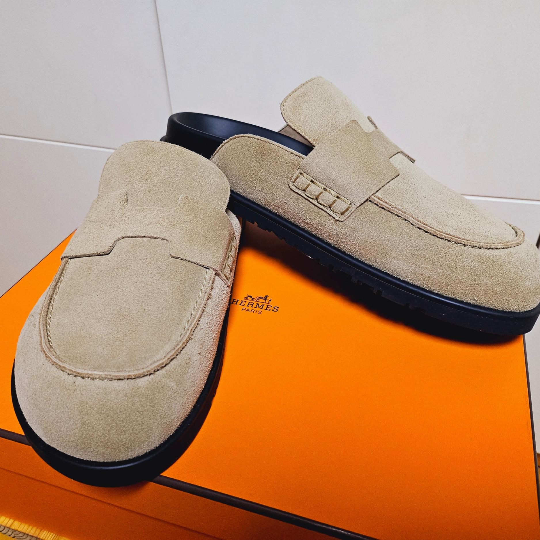 Hermes Go Mule Suede Calfskin & Beige Argile 착용 스타일 - 1