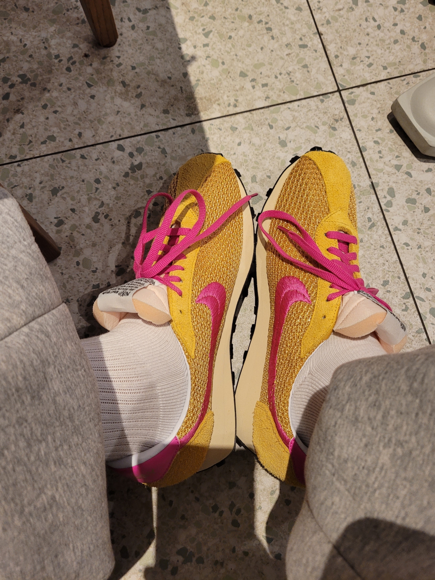 Nike x Stussy LD-1000 SP Sanded Gold and Laser Fuchsia, Stussy Basic Stussy T-Shirt White 2024, 2025 착용 스타일 - 2
