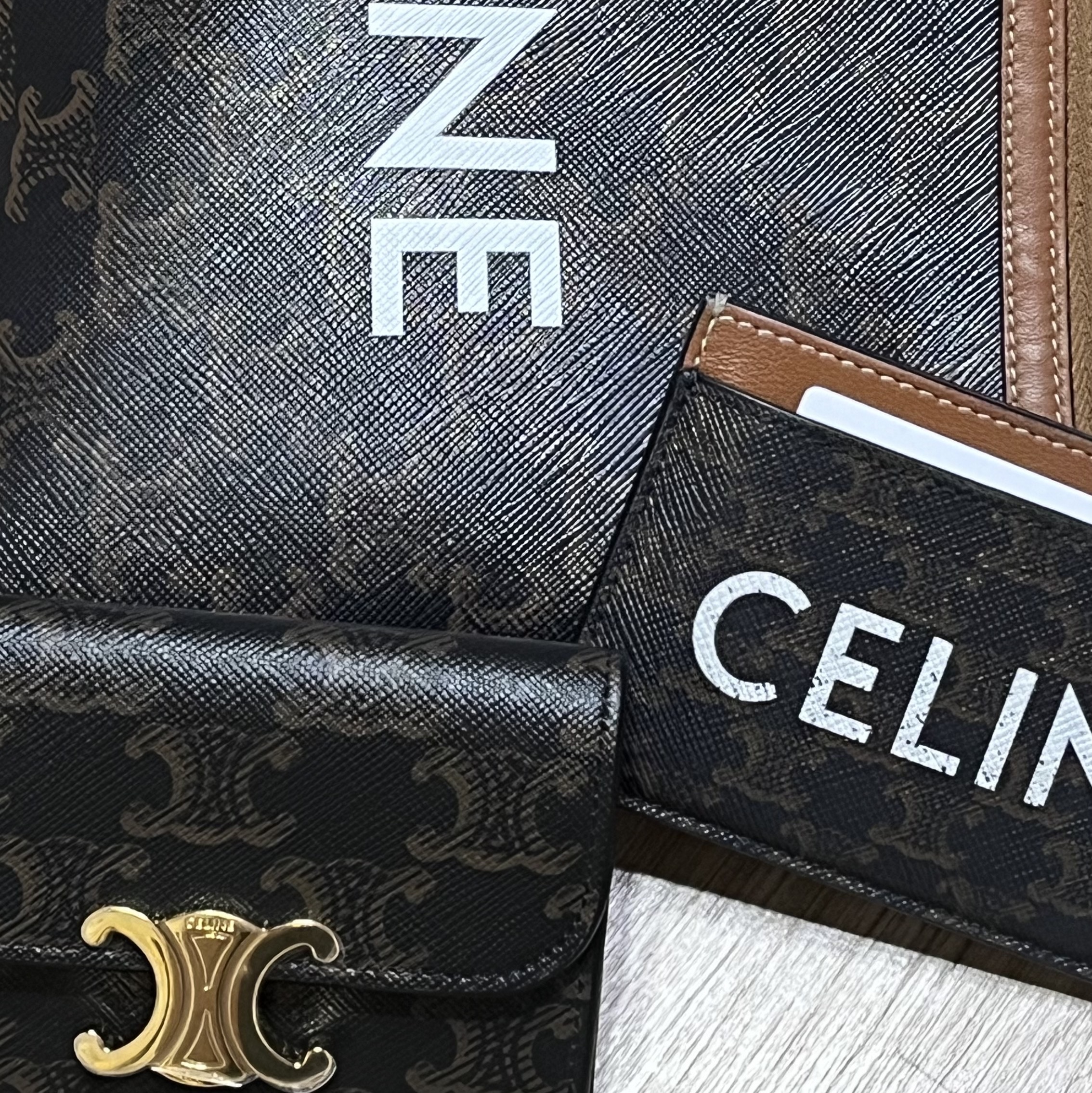 Celine Card Holder with Flap in Triomphe Canvas Tan 착용 스타일 - 2