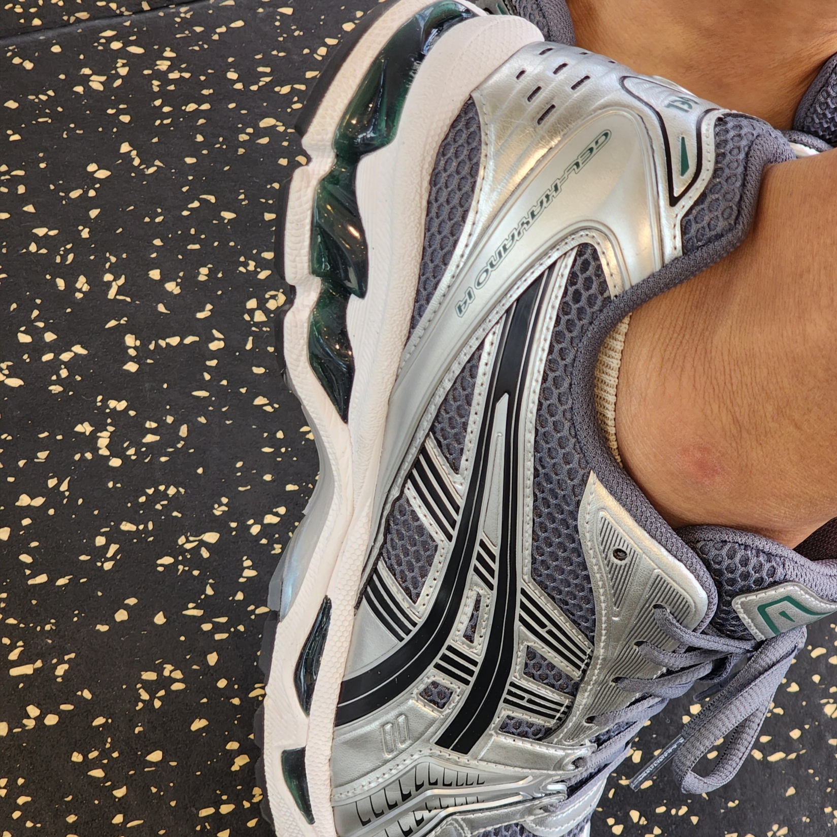 Asics Gel-Kayano 14 Metropolis Jasper Green 착용 스타일 - 3