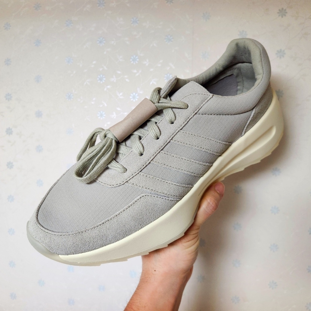 Adidas x Fear of God Athletics Los Angeles Runner Sesame 착용 스타일 - 2