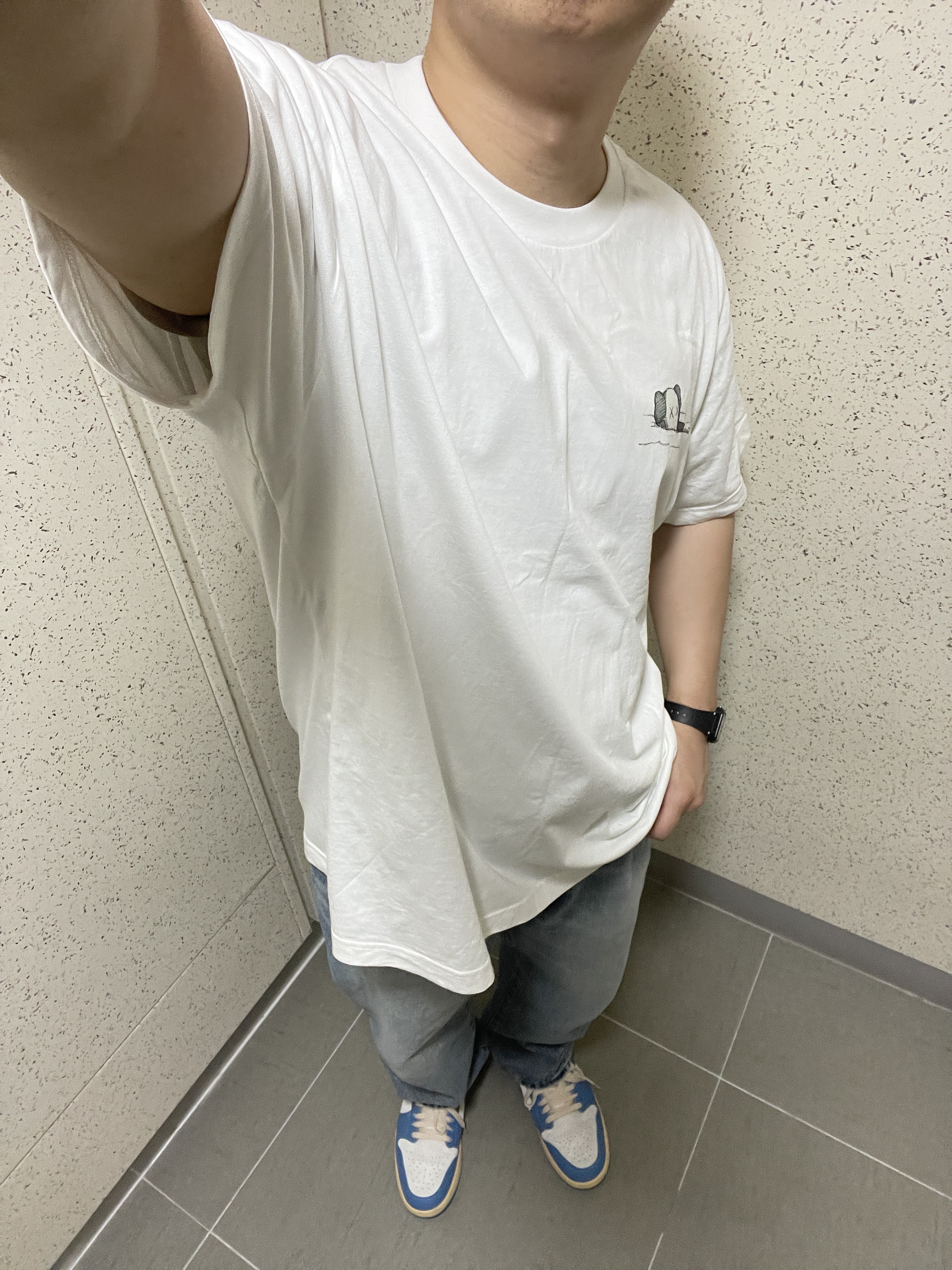 Jordan 1 Low SE Tokyo 96, Uniqlo UT x Kaws Short Sleeve Graphic T-Shirt White 착용 스타일 - 1