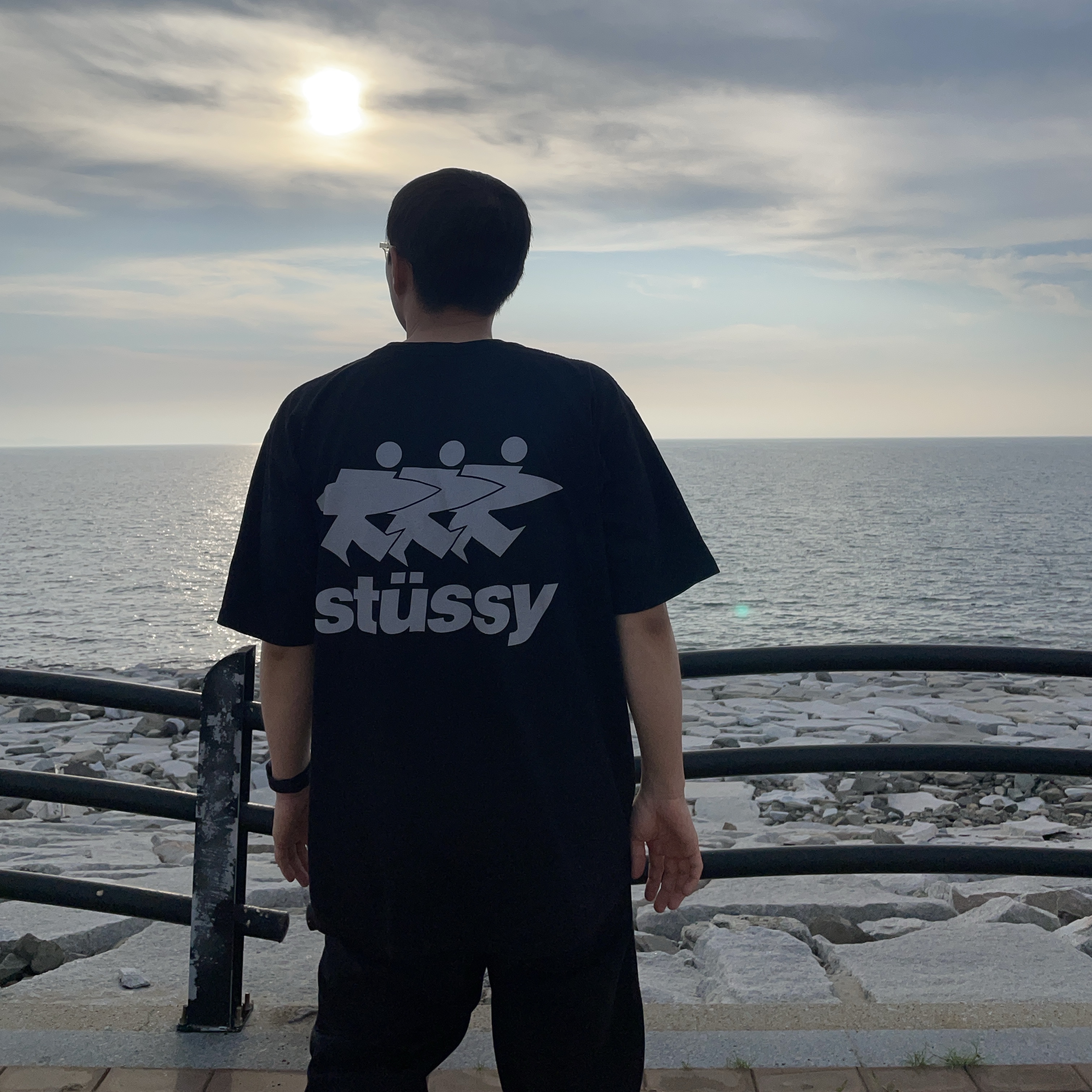 Stussy Surfwalk Pigment Dyed T-Shirt Black 착용 스타일 - 2