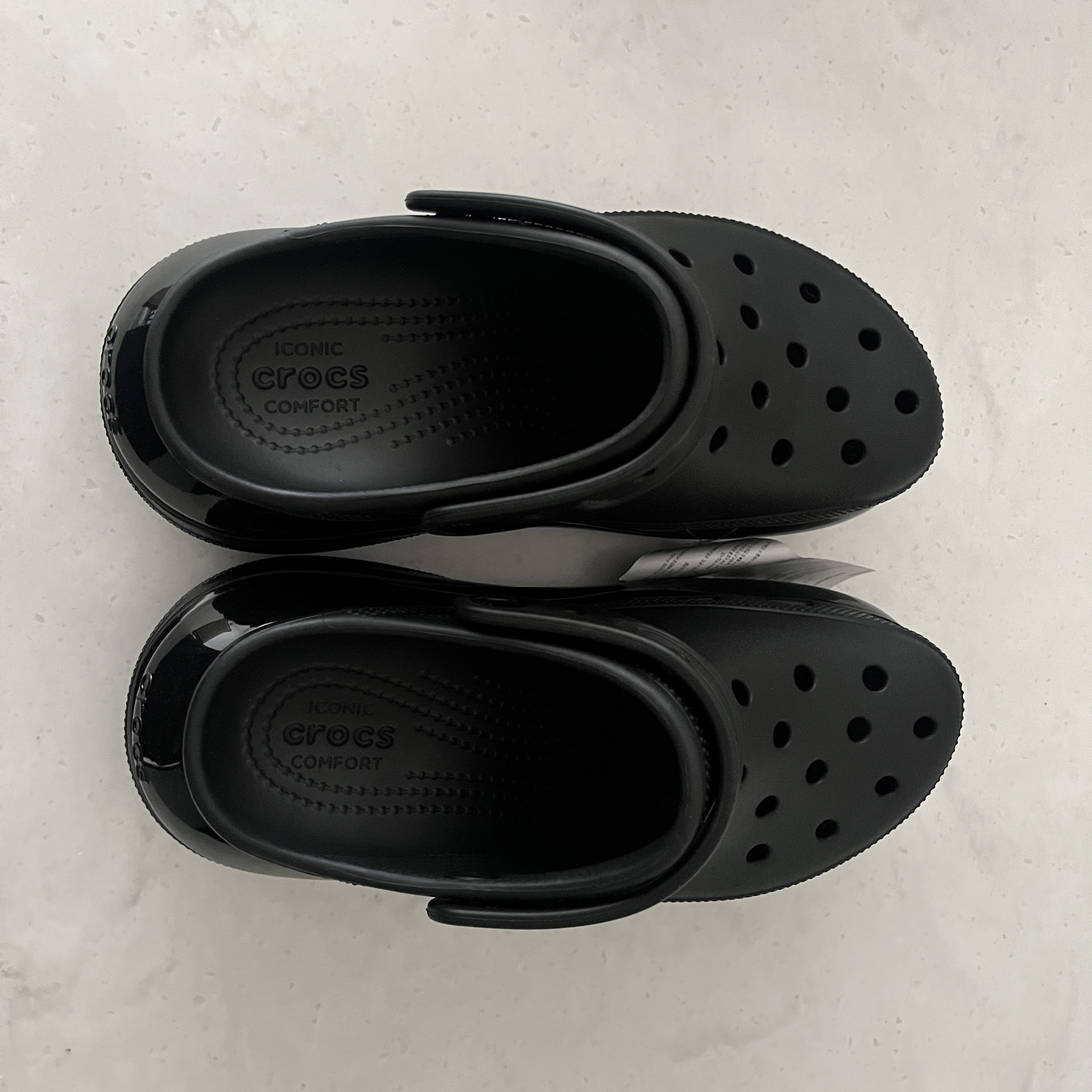 (W) Crocs Classic Mega Crush Clog Black 착용 스타일 - 1