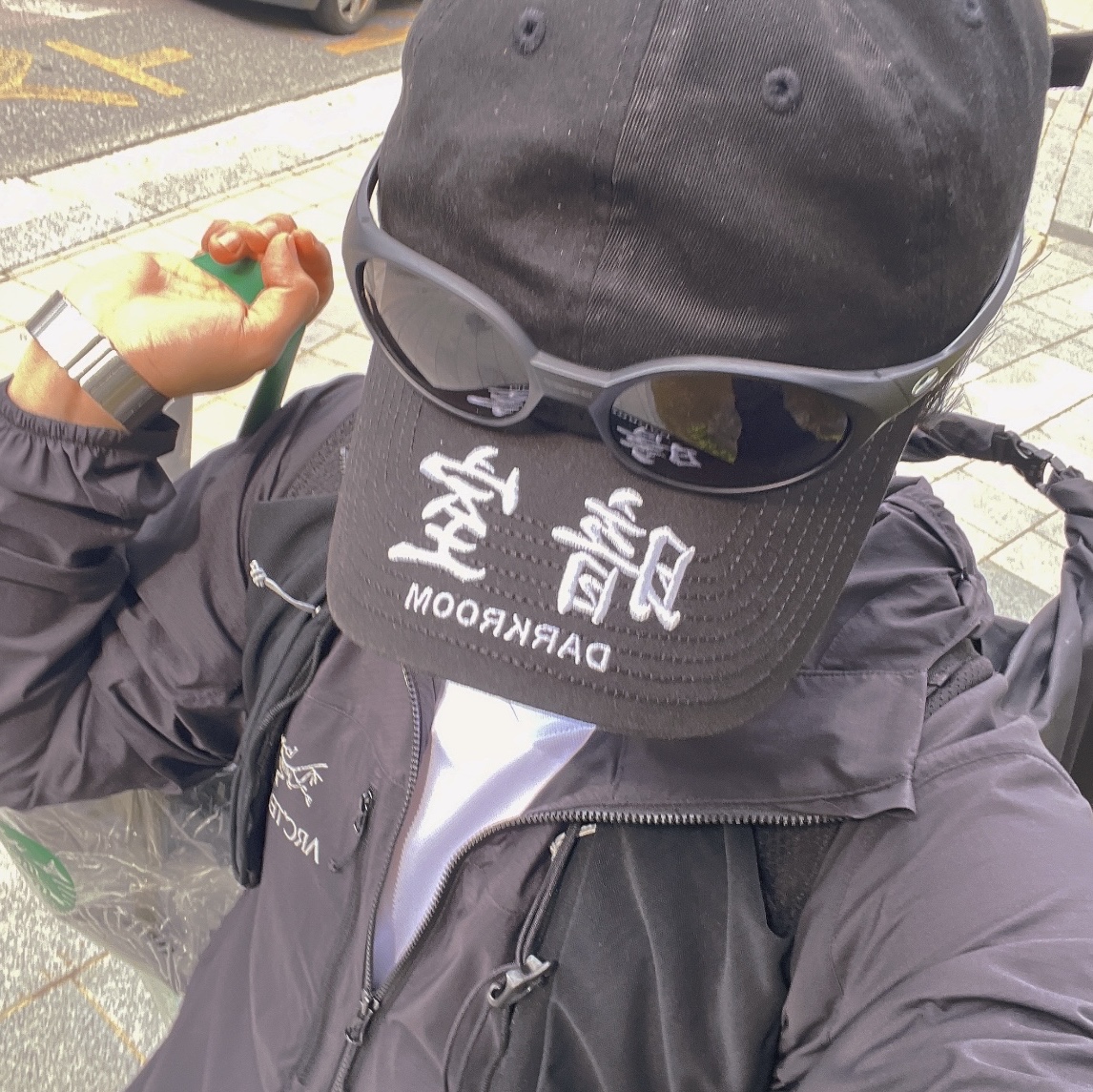 Darkr8m Studio x New Era Unstructured Ball Cap Black, Arc'teryx Squamish Hoody Black 착용 스타일