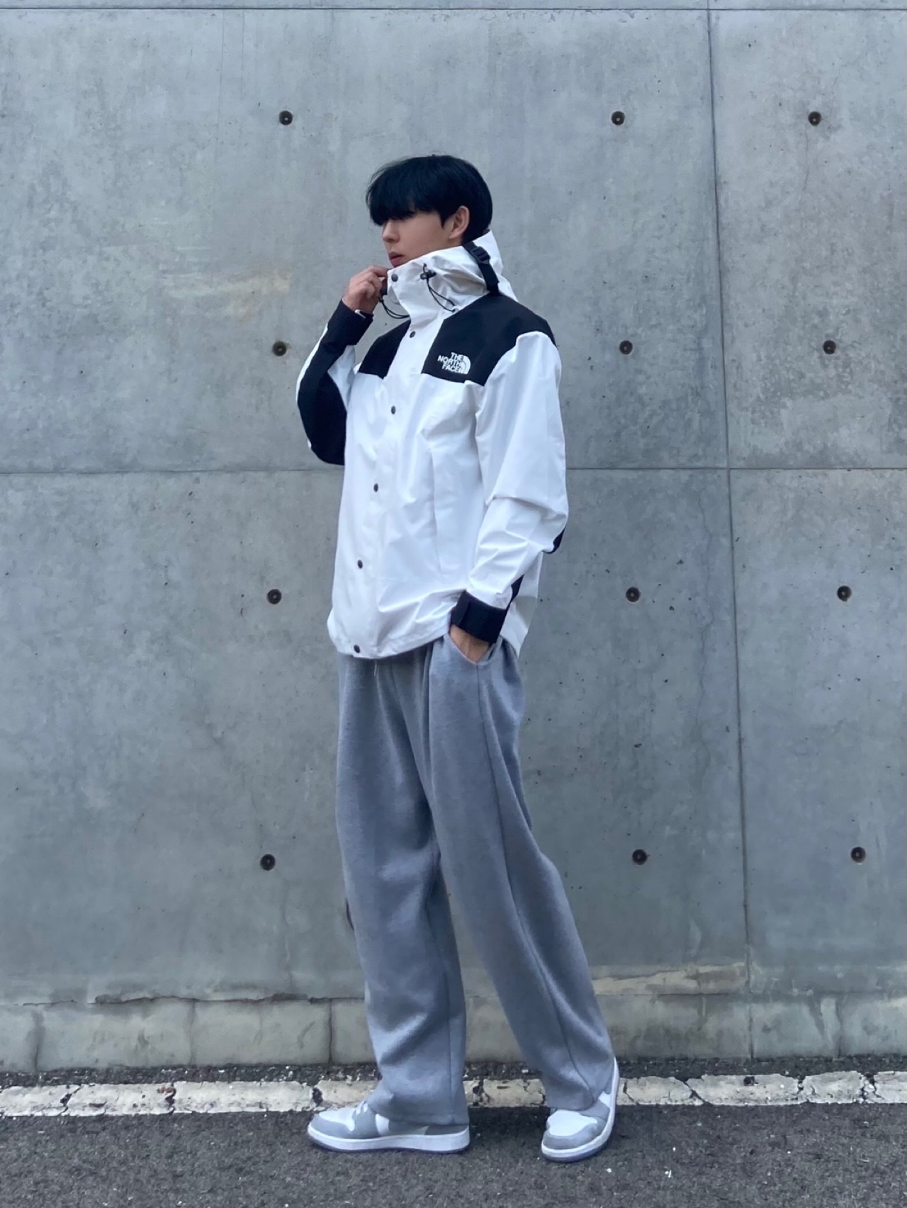 The North Face Eco GTX Mountain Jacket Ivory, (W) Jordan 1 Low White Wolf Grey 착용 스타일 - 4