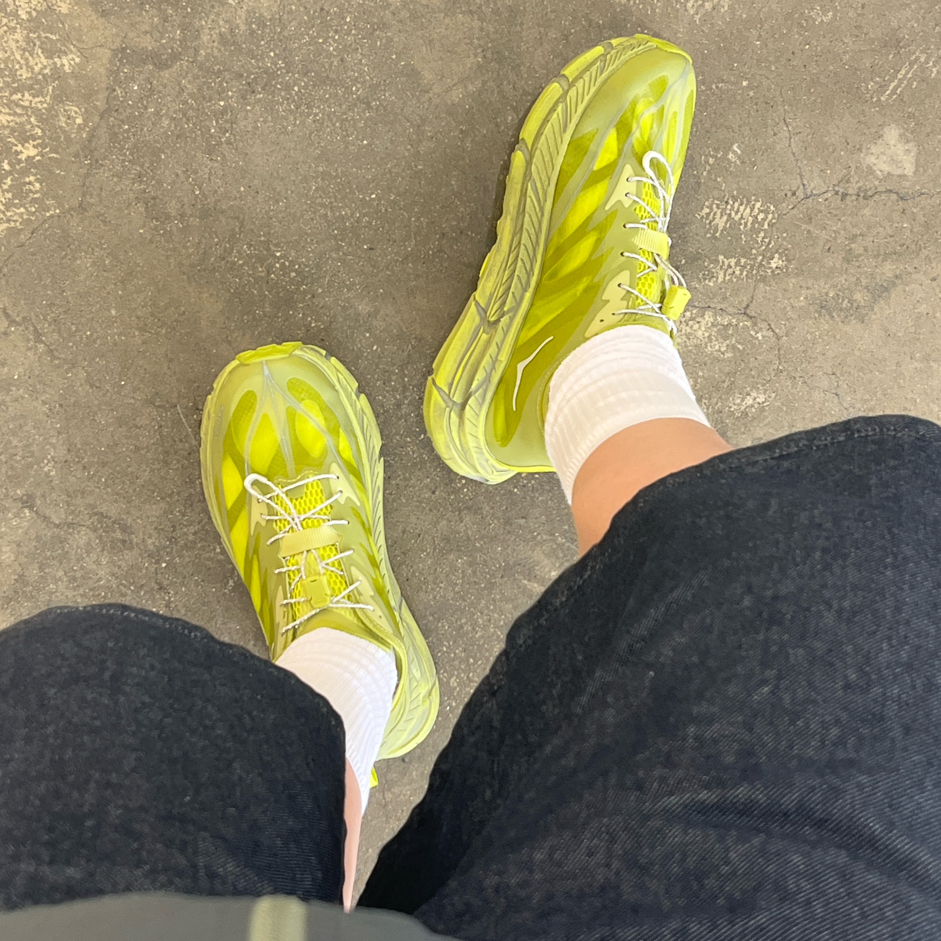 Hoka x Satisfy Mafate Speed 4 Lite Sulfur 착용 스타일 - 2