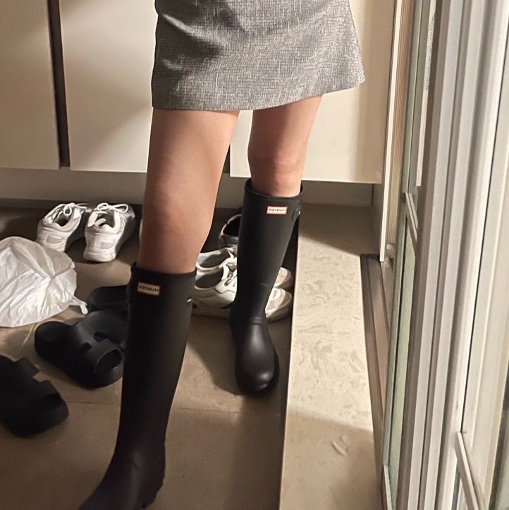 (W) Hunter Original Tall Rain Boots Black 착용 스타일 - 1
