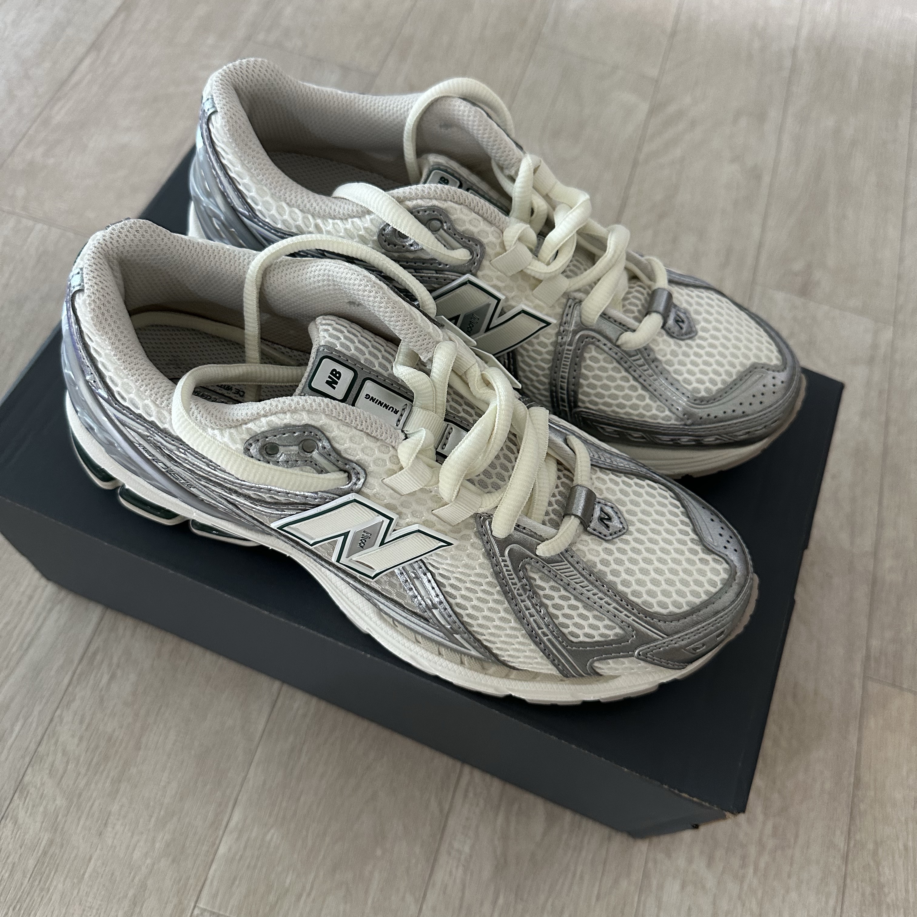 New Balance 1906R Silver Metallic Sea Salt 착용 스타일 - 2