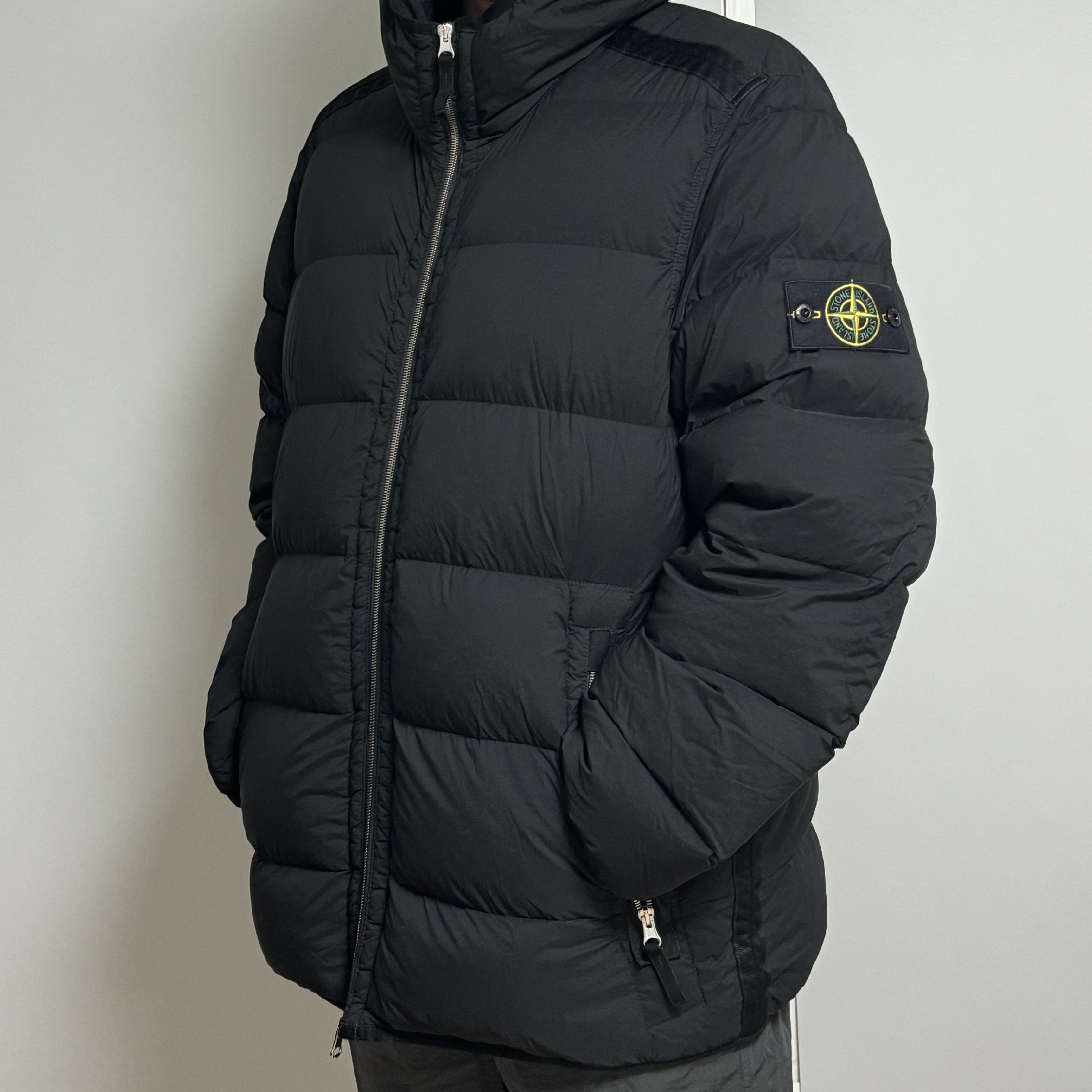 Stone Island 43728 Seamless Tunnel Nylon Down-TC Jacket Black - 23FW 착용 스타일 - 1