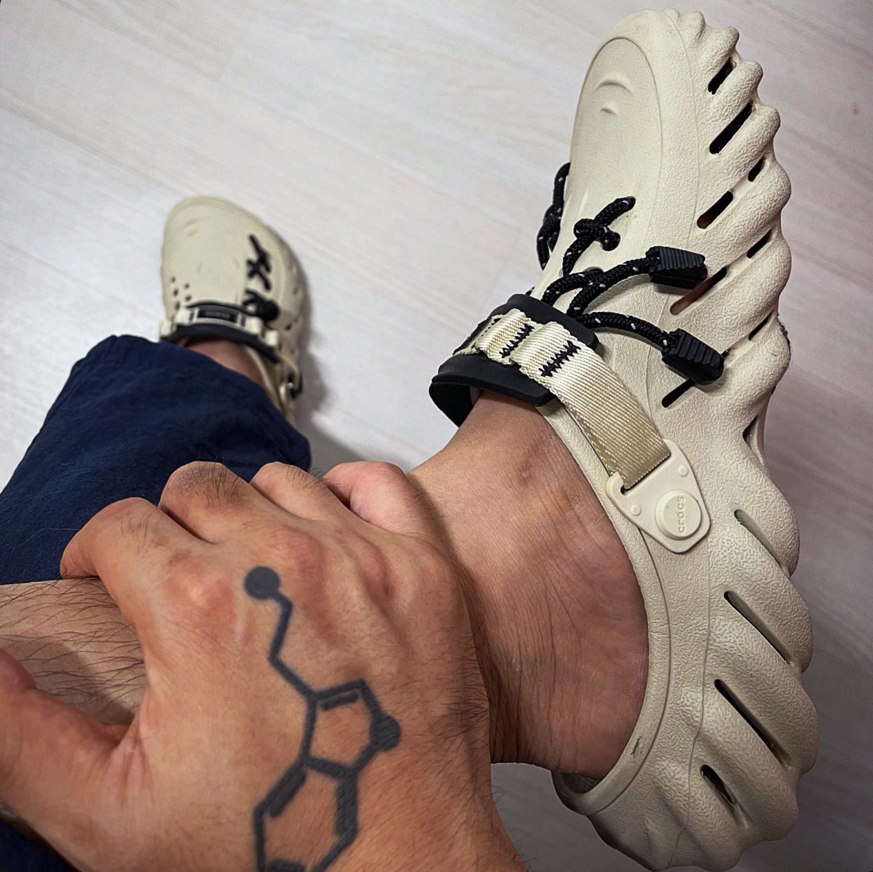 Crocs Echo Clog Bone Black 착용 스타일 - 1
