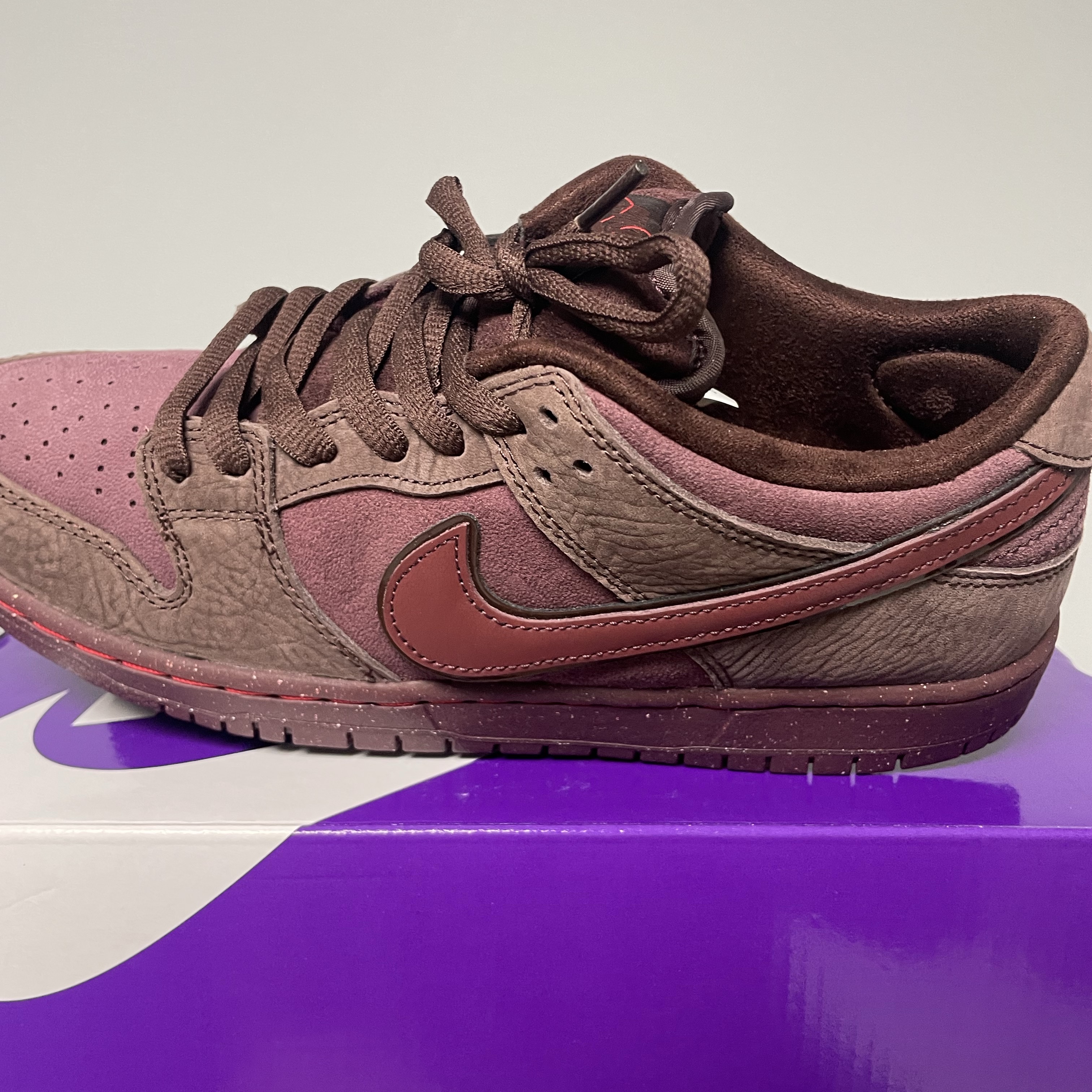 Nike SB Dunk Low PRM Burgundy Crush 착용 스타일