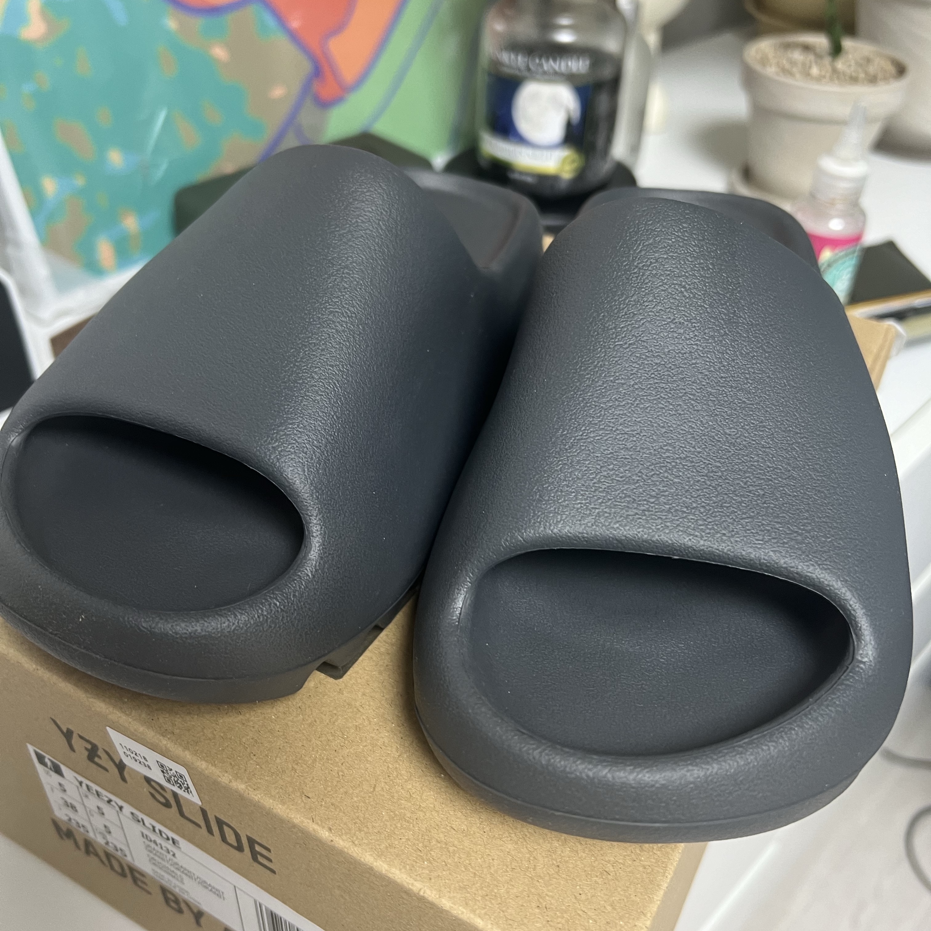 Adidas Yeezy Slide Granite 착용 스타일 - 2