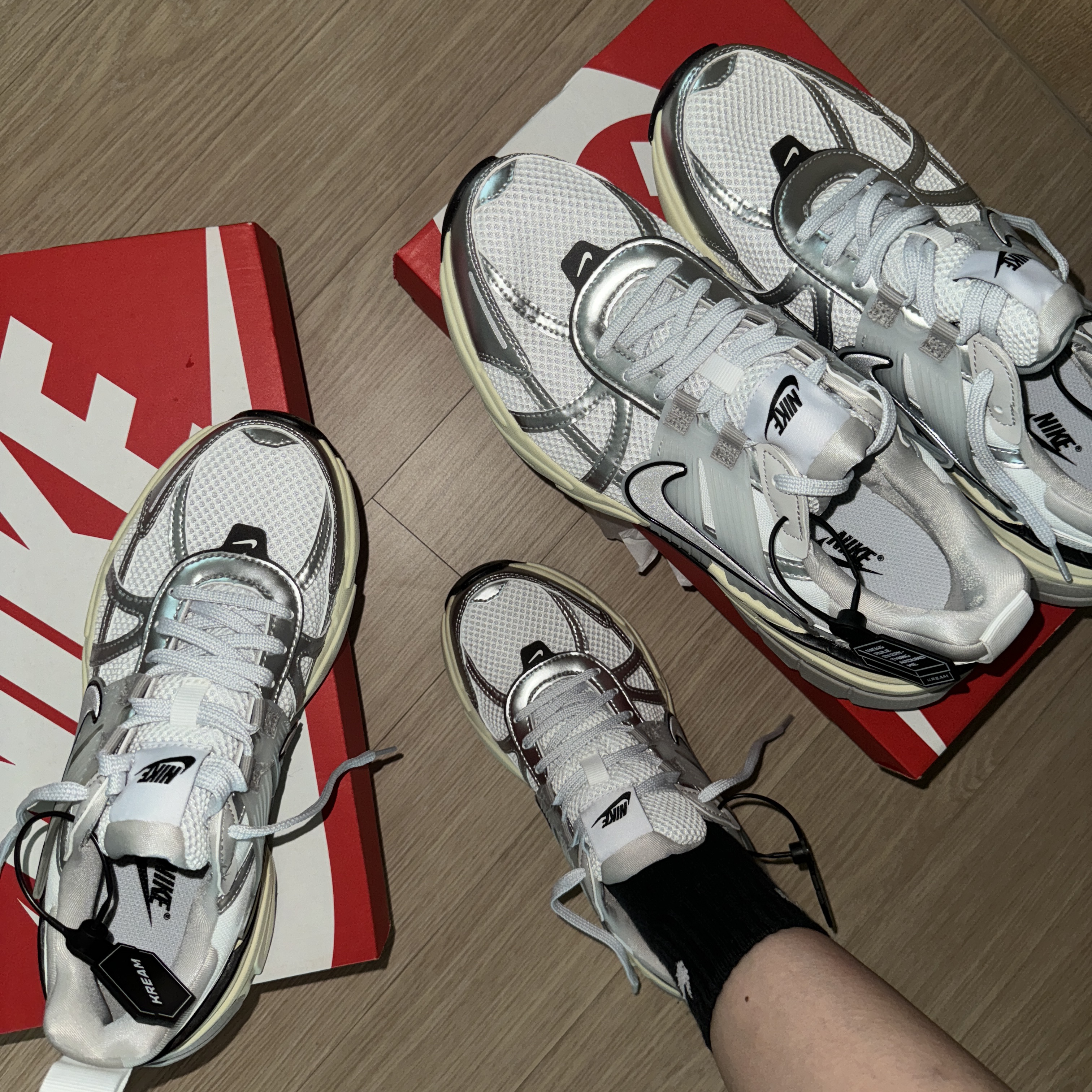 Nike V2K Run Summit White Metallic Silver 착용 스타일 - 3