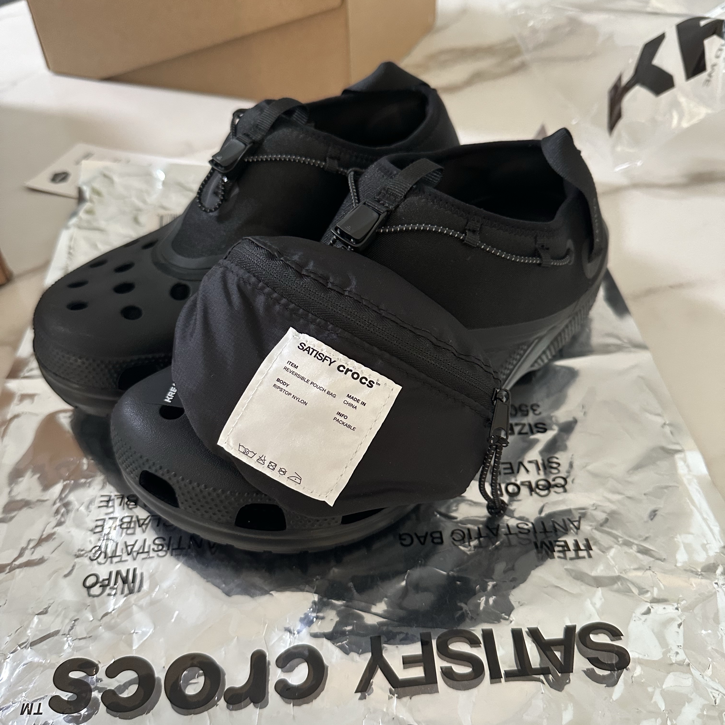 Crocs x Satisfy Classic Clog Black 착용 스타일
