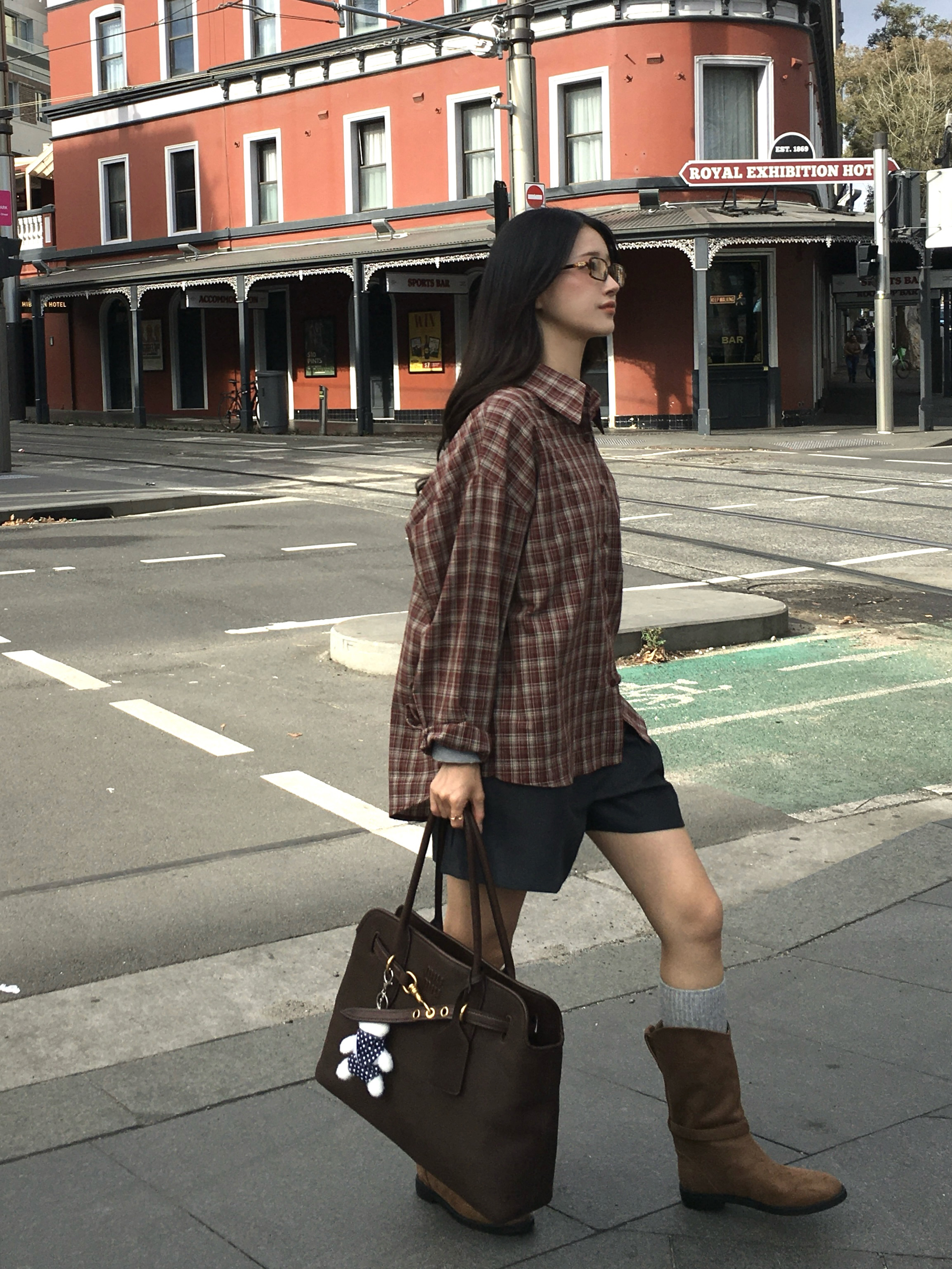 Miu Miu Aventure Nappa Leather Bag Briarwood, (W) Miu Miu Regard Sunglasses Blue Lenses Honey Tortoiseshell Acetate Standard fit 착용 스타일 - 2