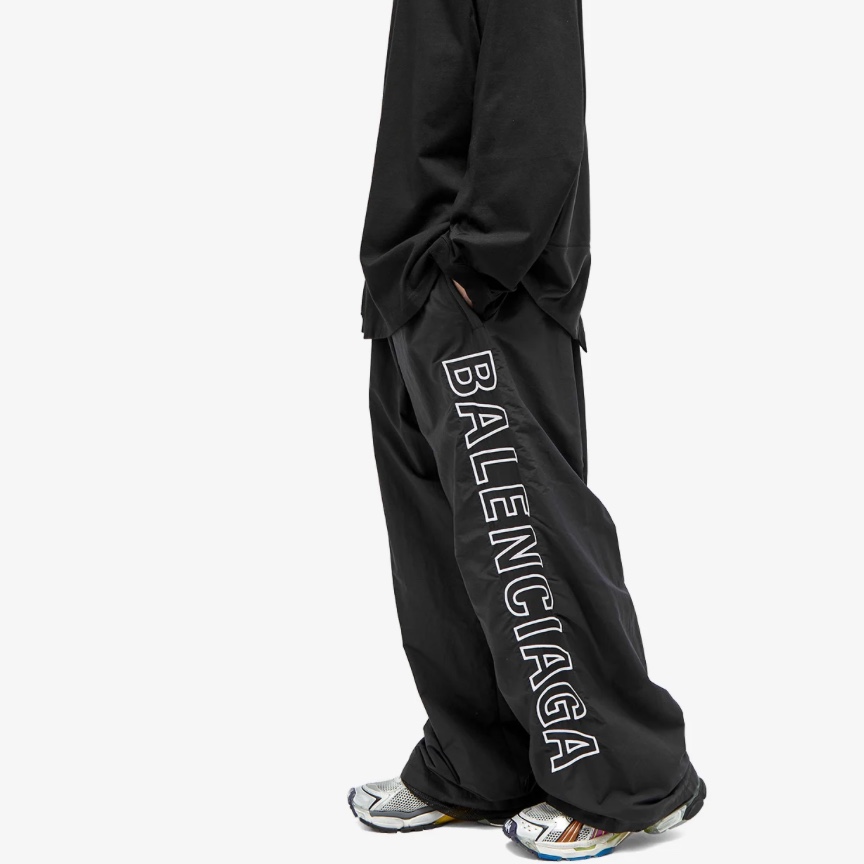 Balenciaga Logo Wide Track Pants Black 착용 스타일 - 1