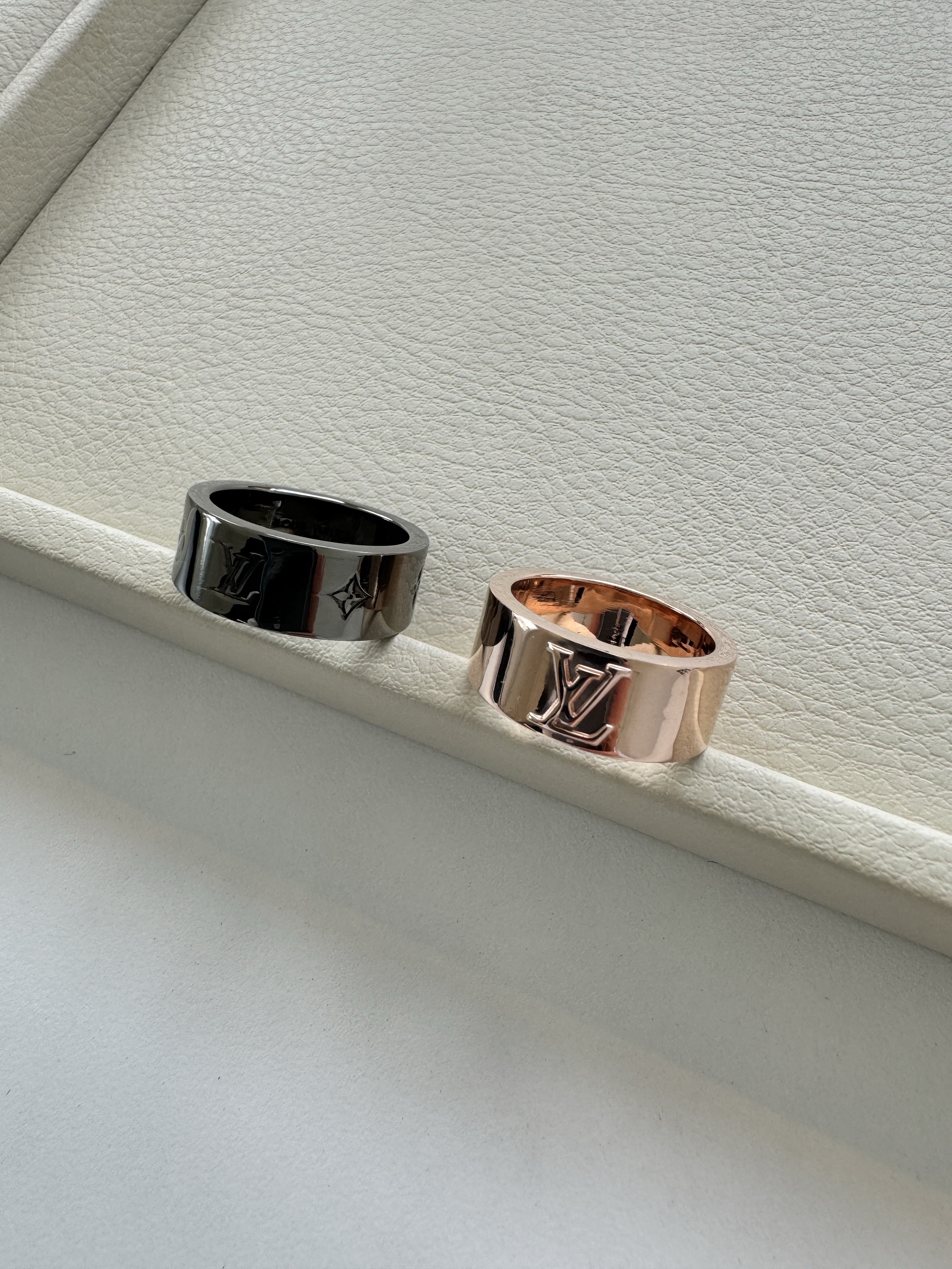 Louis Vuitton Instinct Rings Gold & Silver (Set of 2) 착용 스타일