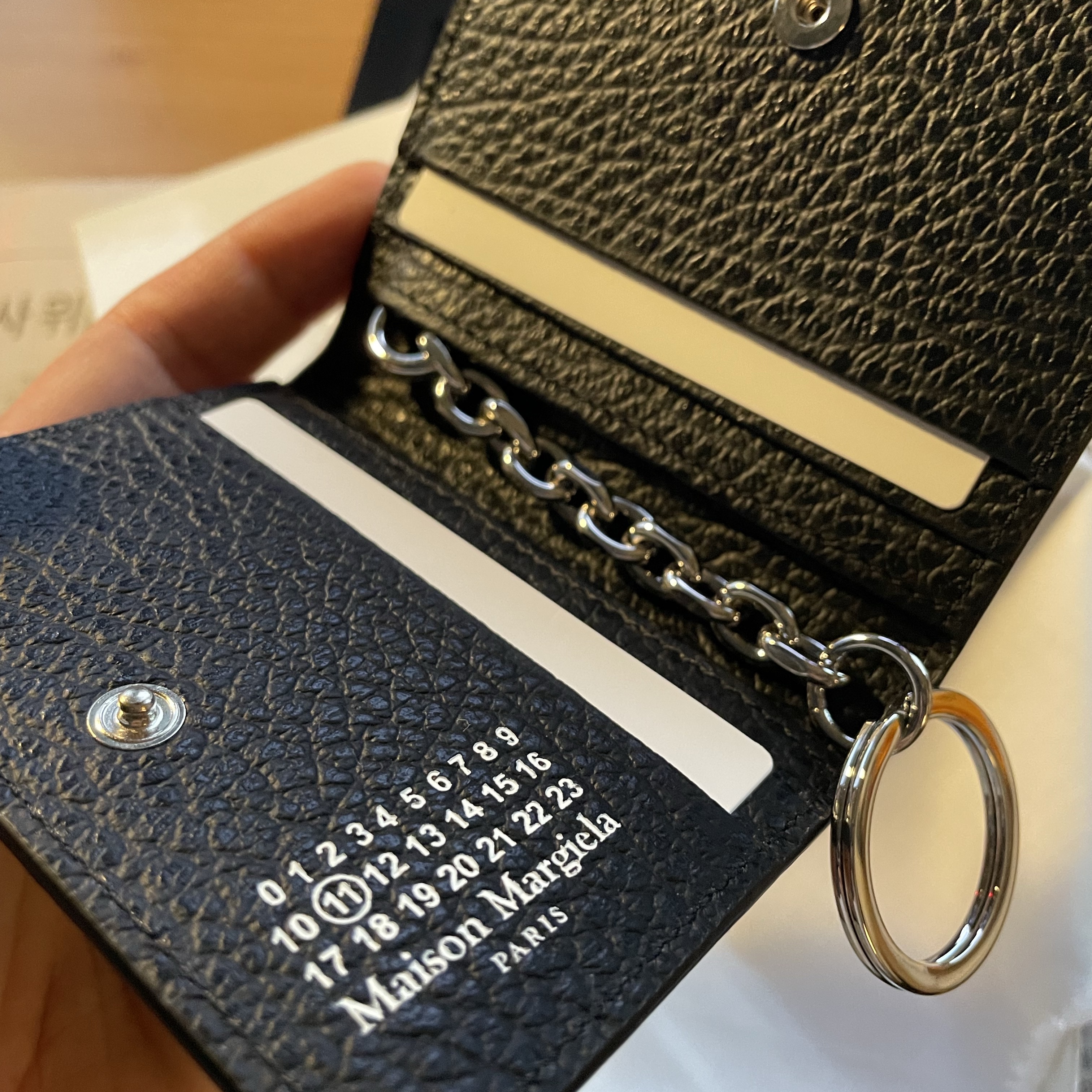 Maison Margiela Keyring Wallet Black 착용 스타일 - 3