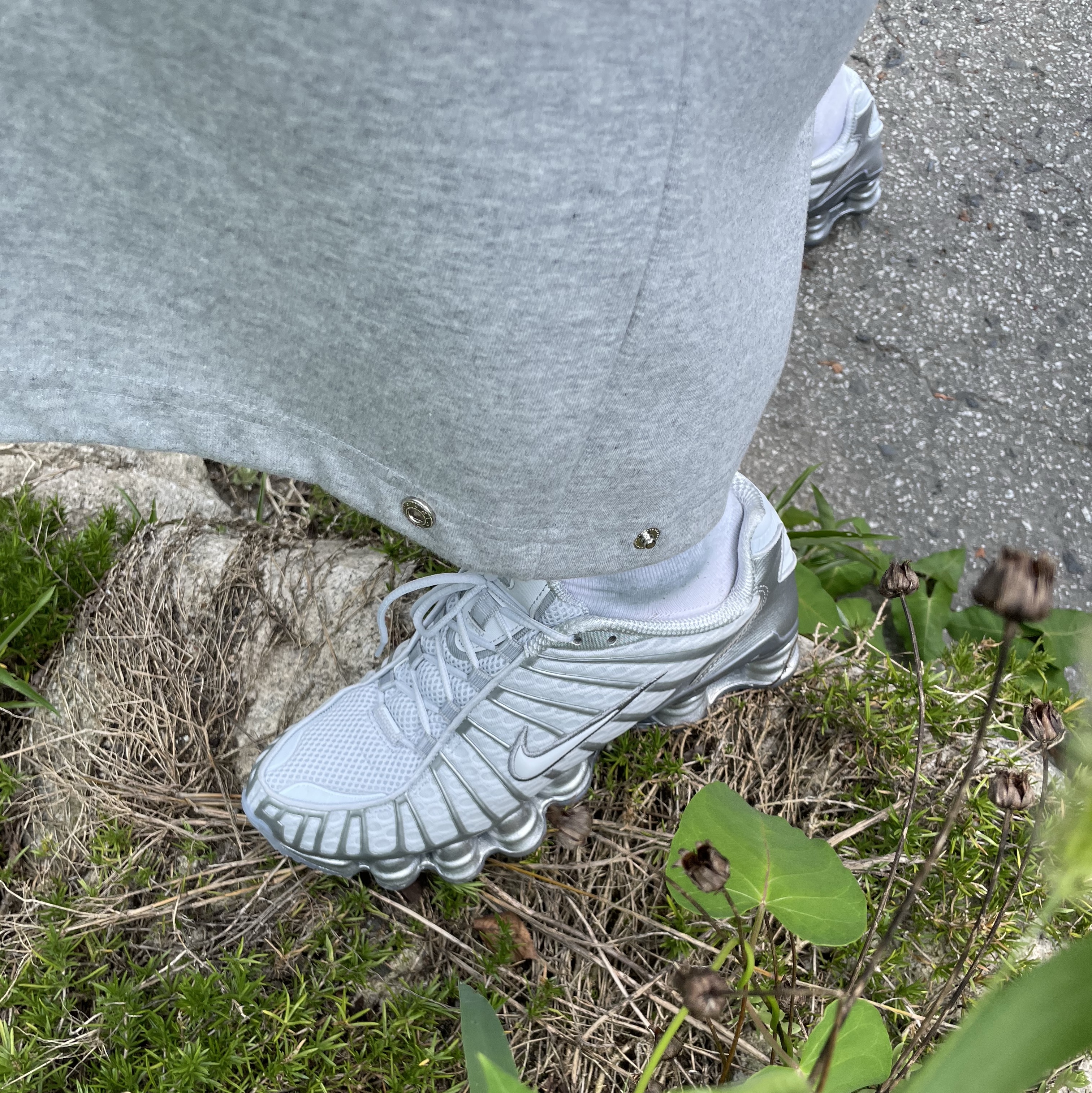 (W) Nike Shox TL Pure Platinum and Metallic Silver 착용 스타일 - 2