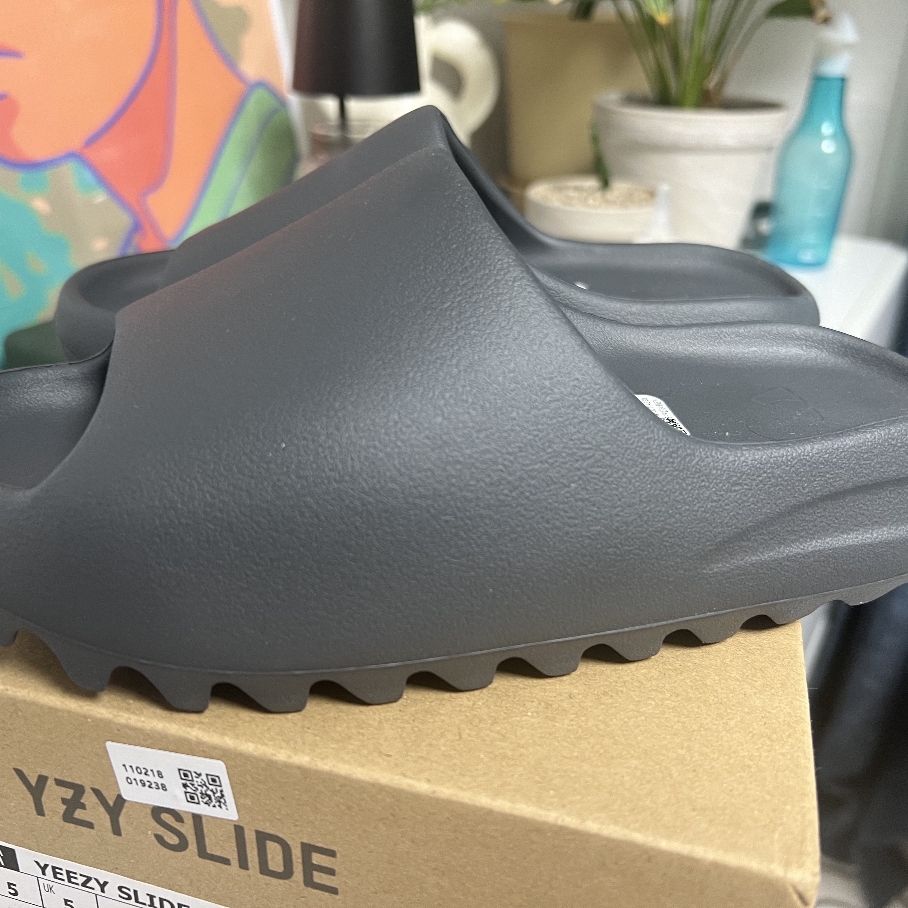 Adidas Yeezy Slide Granite 착용 스타일 - 1