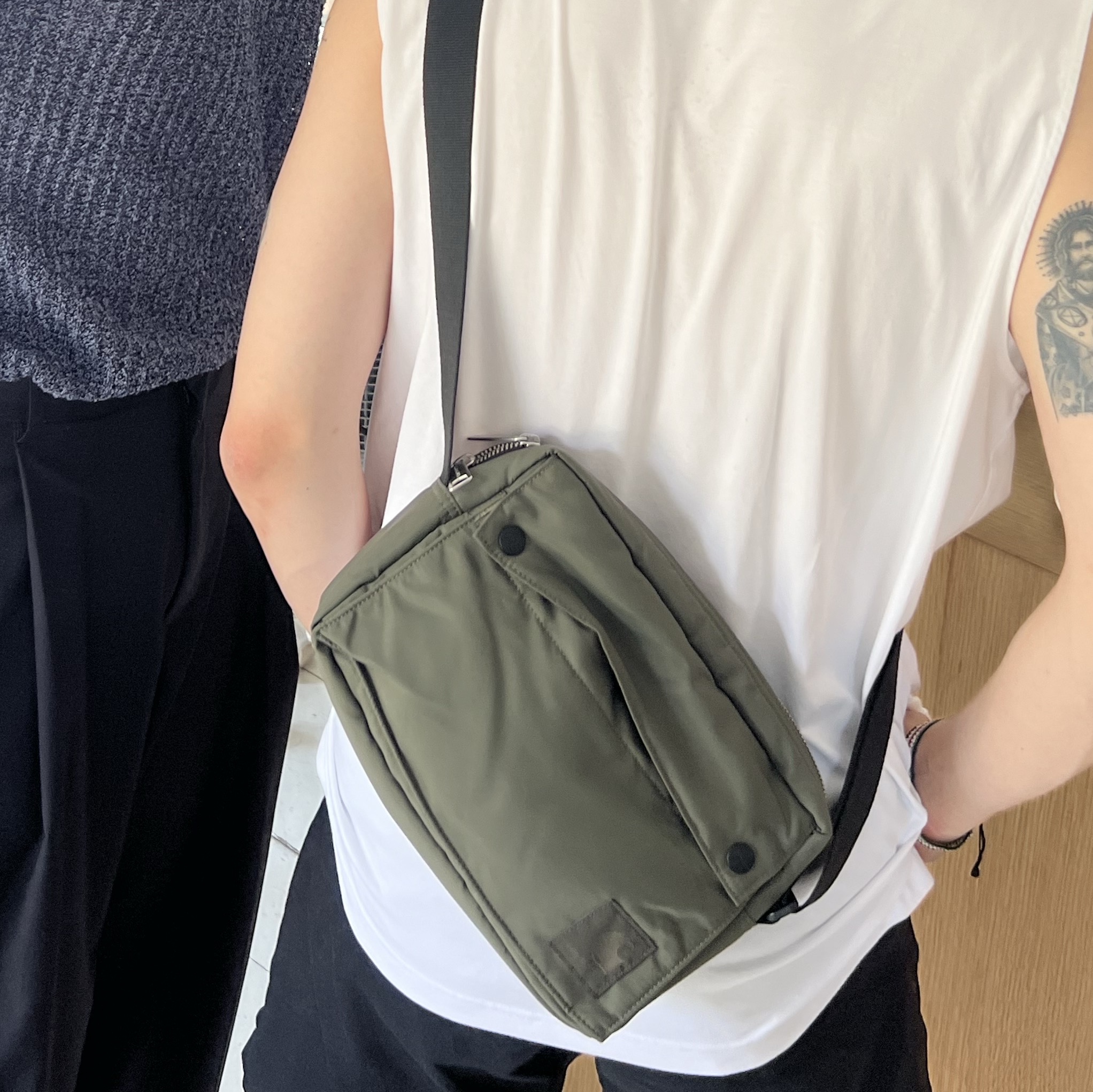Carhartt WIP Otley Shoulder Bag Cypress 착용 스타일 - 2