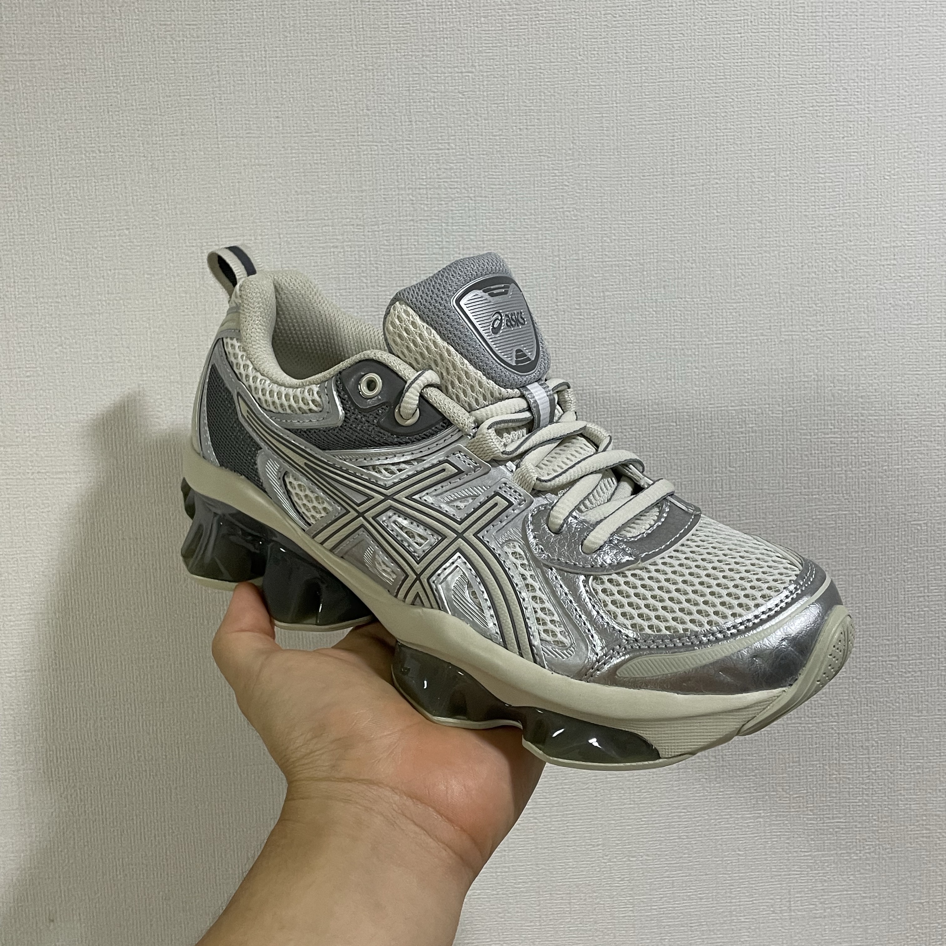 Asics Gel-Quantum Kinetic White Light Dust 착용 스타일 - 2