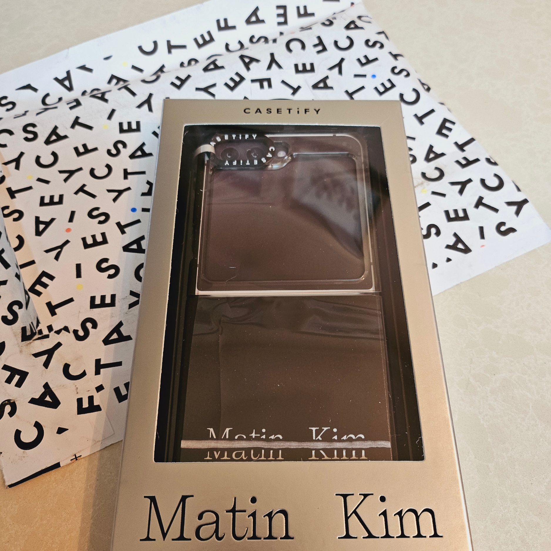 Casetify x Matin Kim Galaxy Black Logo Impact Case Matte Black 착용 스타일 - 1