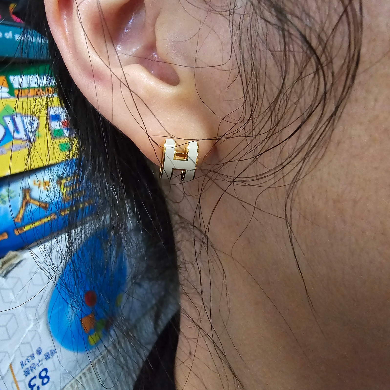 (W) Hermes Mini Pop H Earrings Gold & Marron Glace 착용 스타일