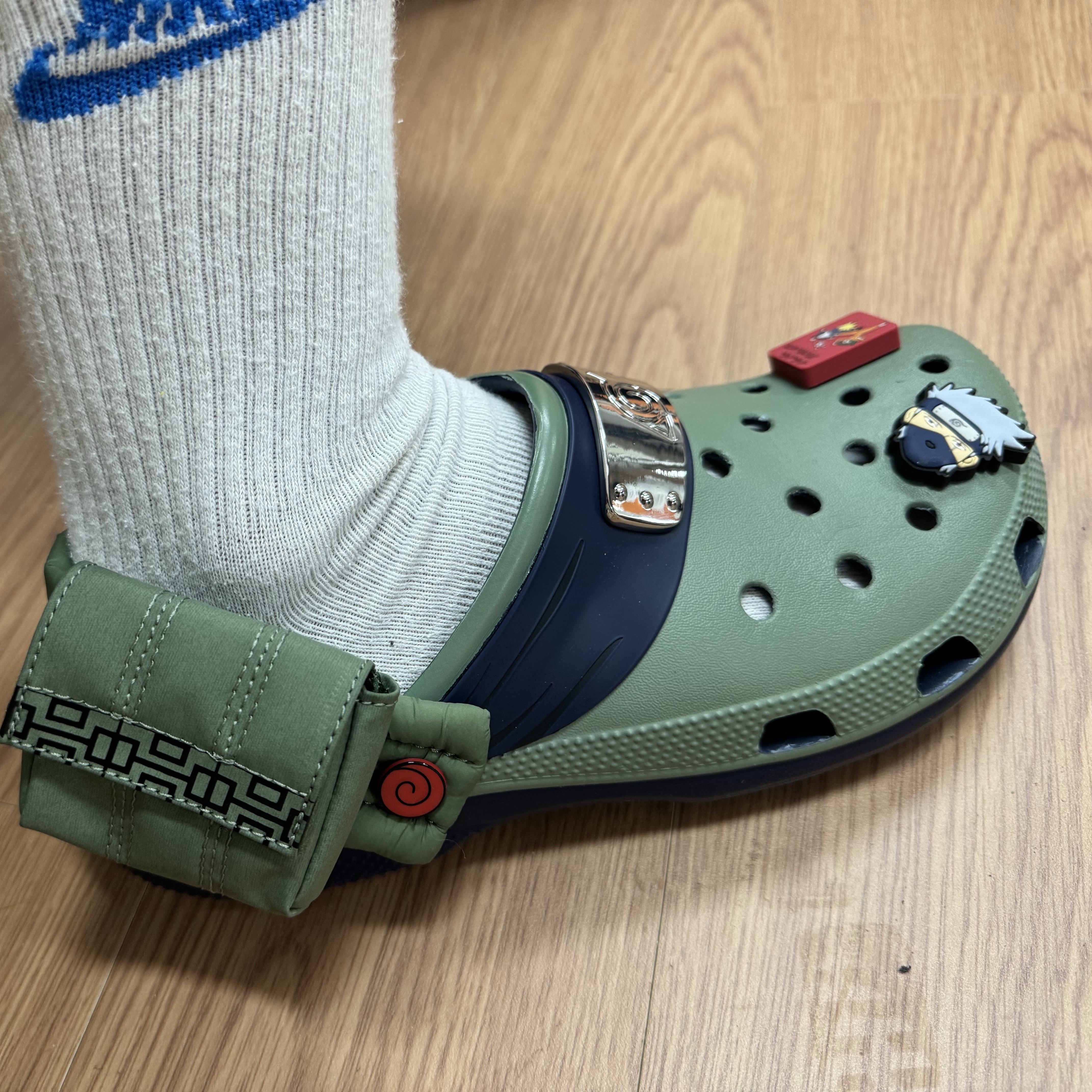 Crocs x Naruto Classic Clog Kakashi 착용 스타일 - 2