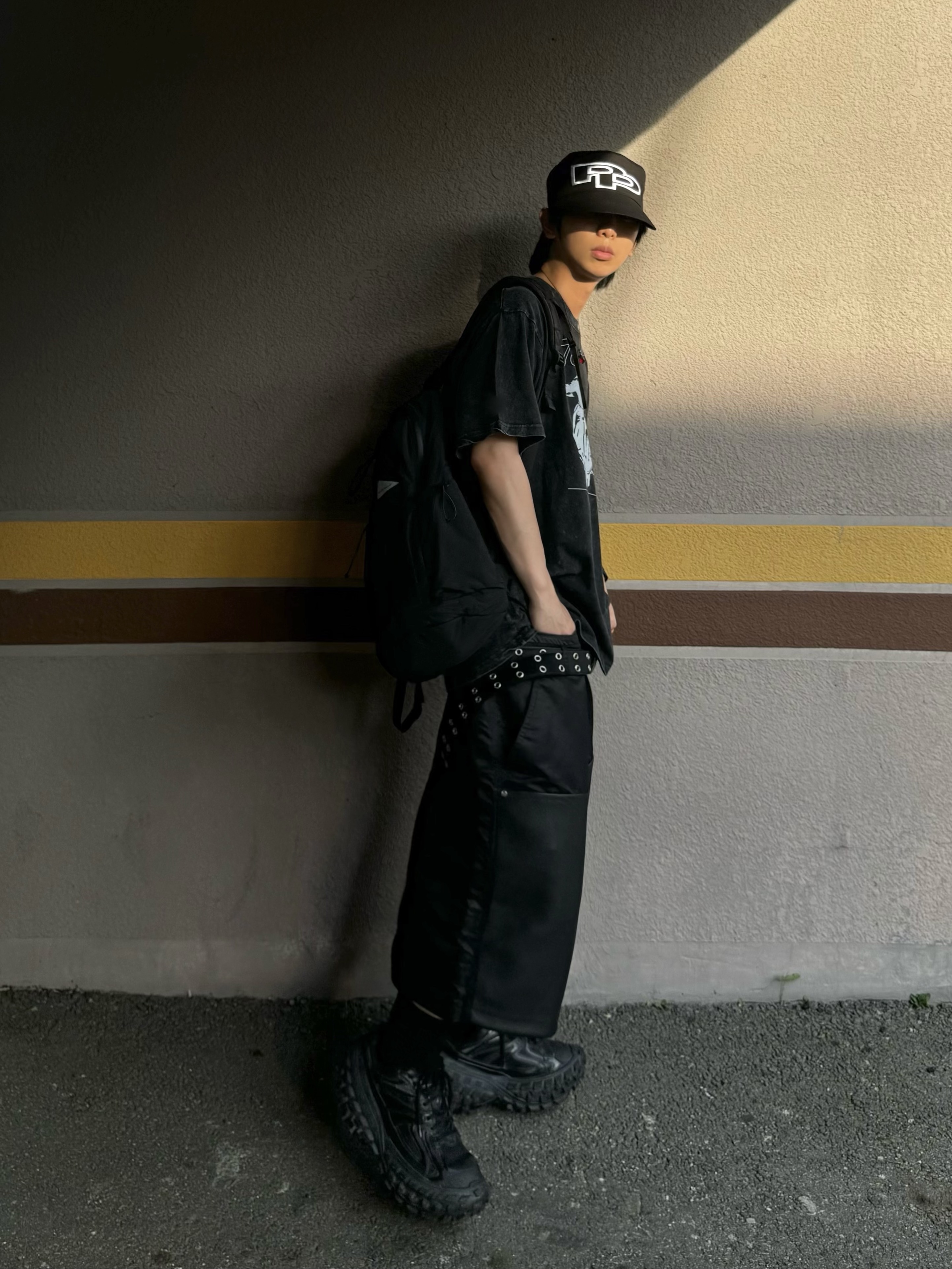 Balenciaga Defender Sneakers Black, OMO Tempt God T-Shirt Washed Black 착용 스타일 - 2
