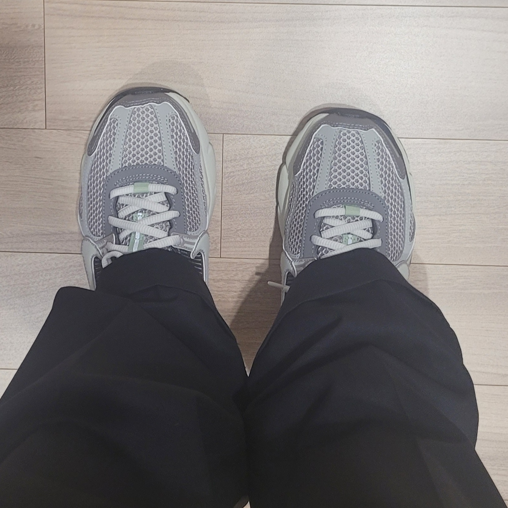 (W) Nike Zoom Vomero 5 Cobblestone and Flat Pewter 착용 스타일 - 2