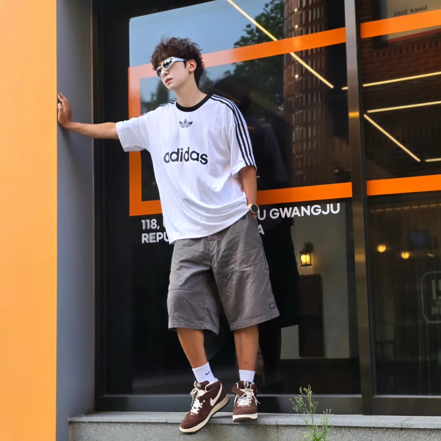 Adidas Adicolor T-Shirt White Black - KR Sizing, Adidas Adicolor T-Shirt White - US Sizing 착용 스타일 - 3