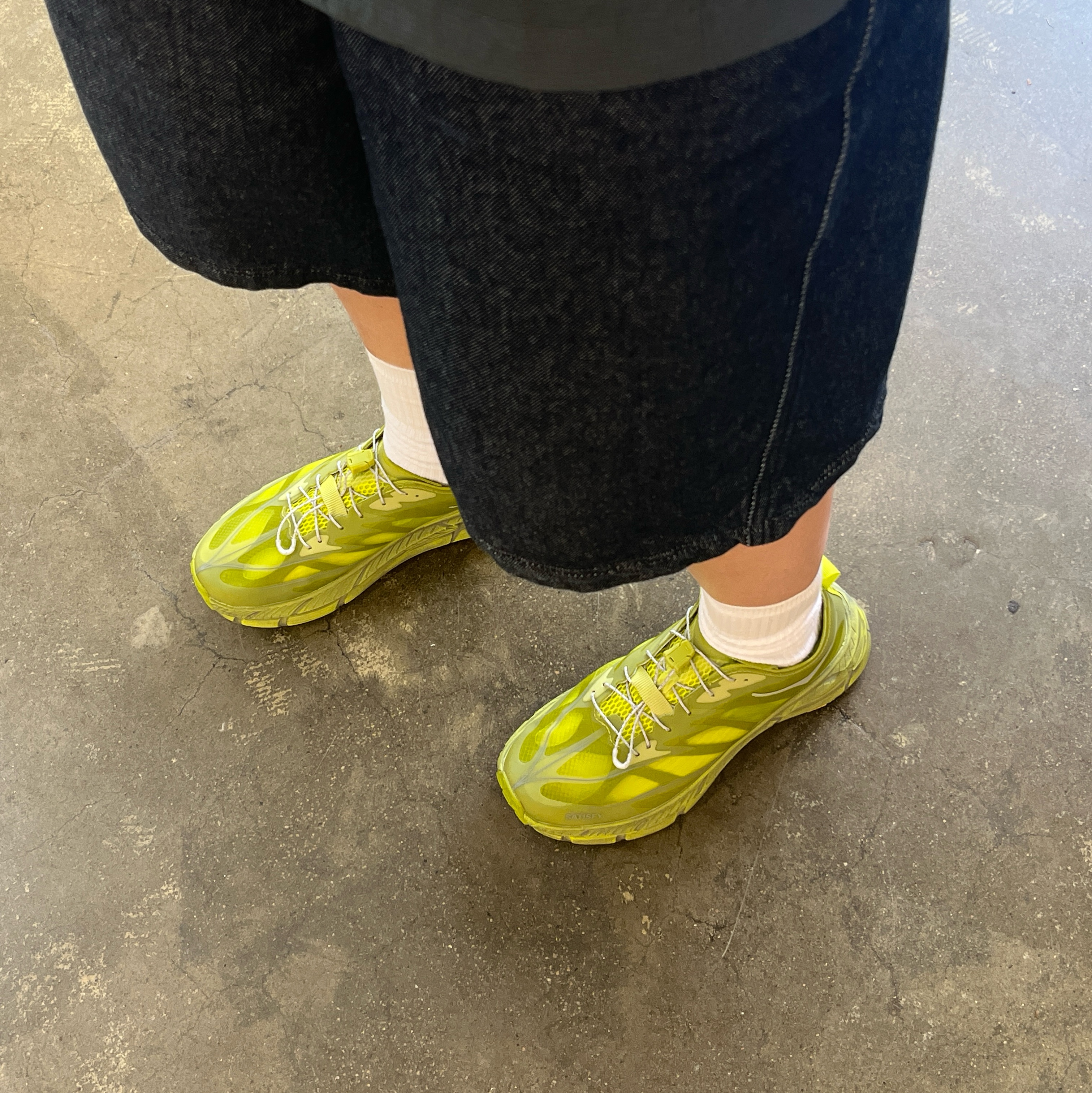 Hoka x Satisfy Mafate Speed 4 Lite Sulfur 착용 스타일 - 3