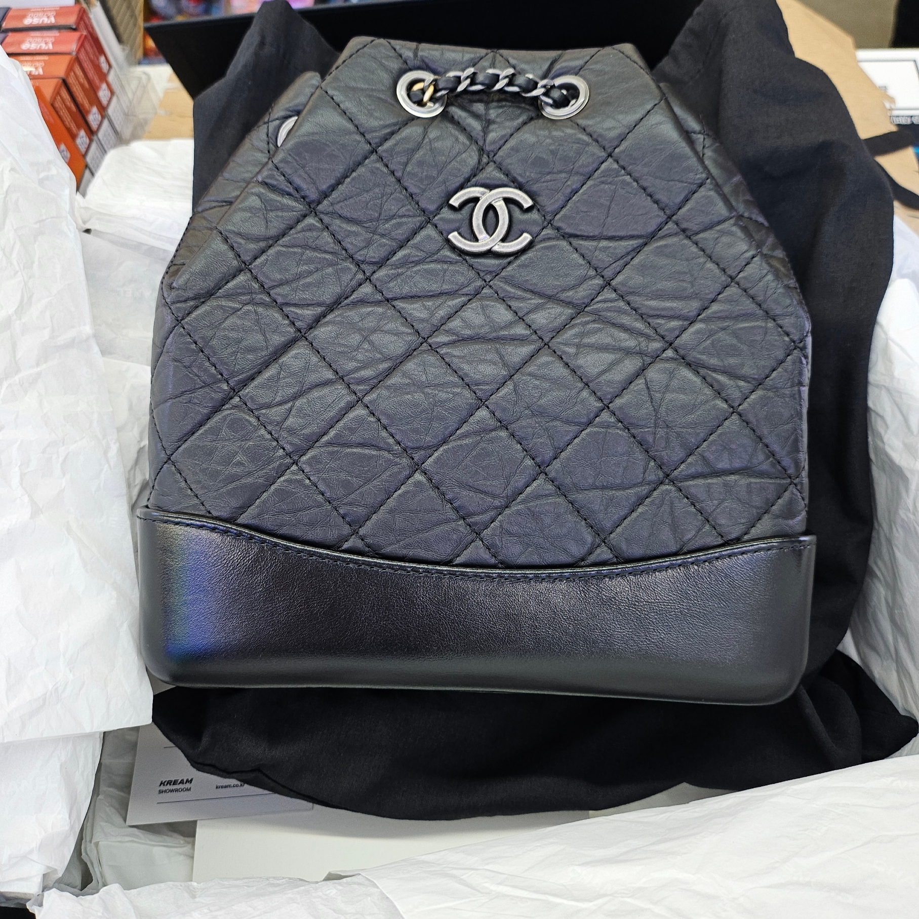 Chanel Small Gabrielle Backpack Aged Calfskin & Gold Silver Black 착용 스타일 - 3