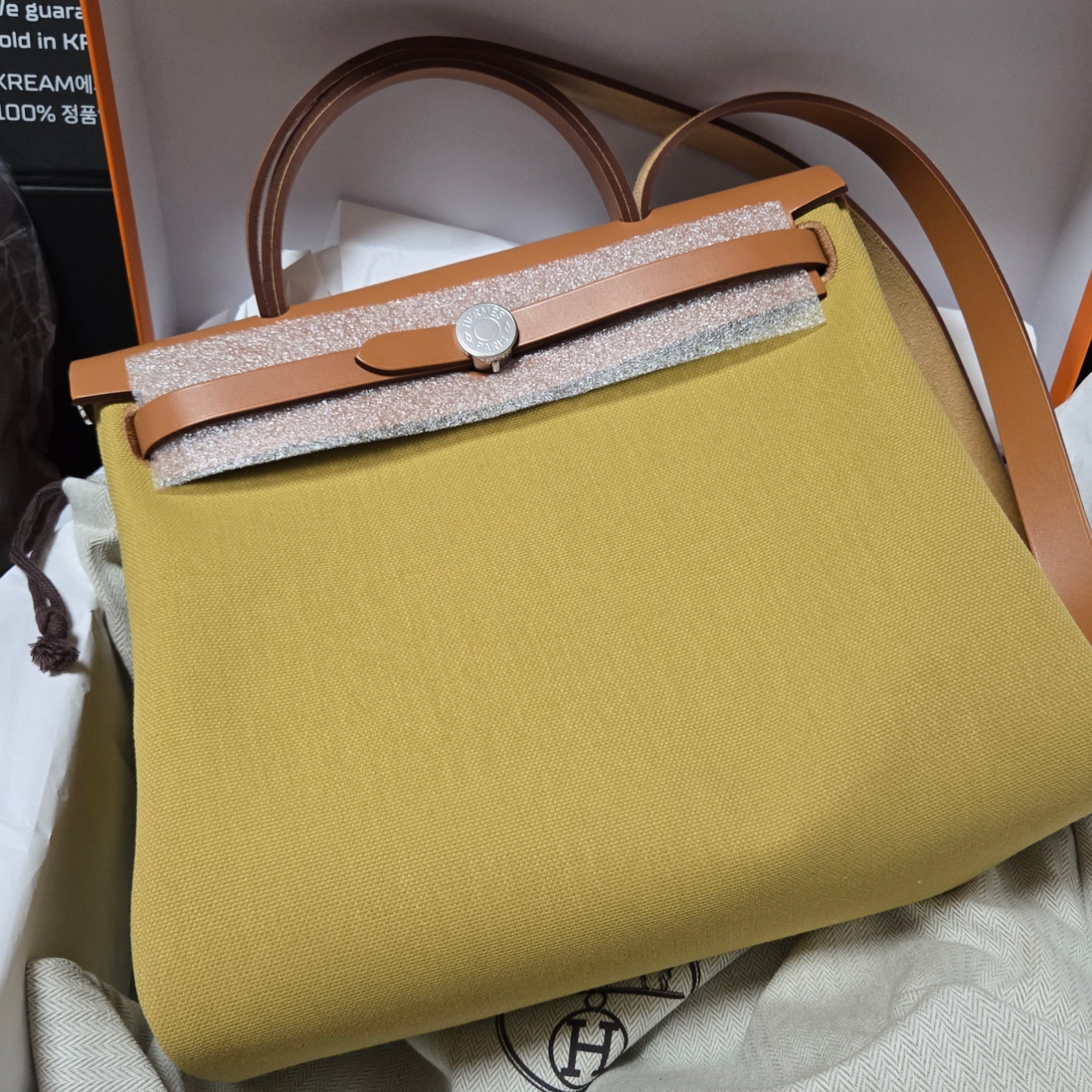 Hermes Herbag Zip 31 Bag Military Canvas Hunter Cowhide & Palladium Ginger Naturel 착용 스타일