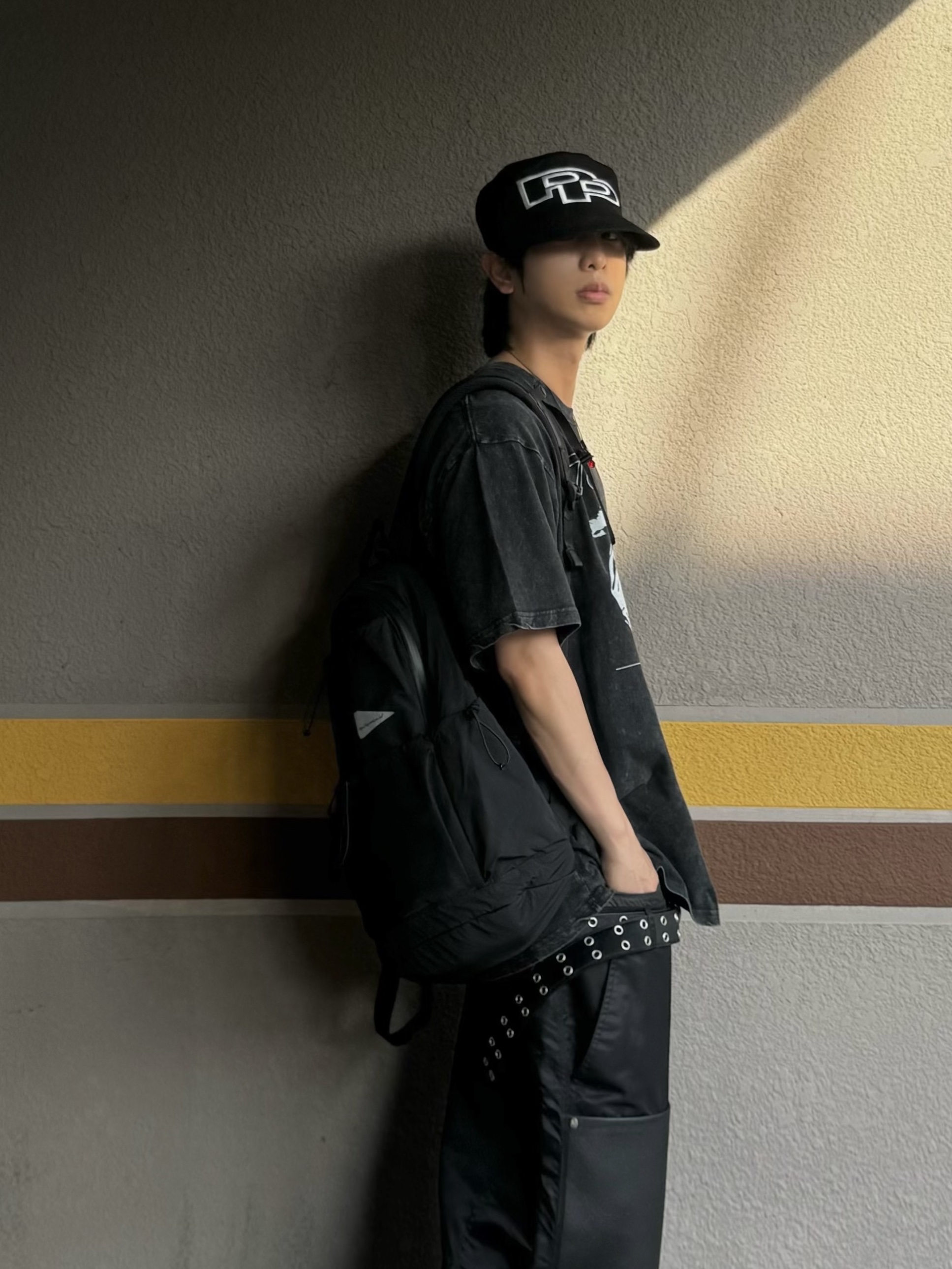 Balenciaga Defender Sneakers Black, OMO Tempt God T-Shirt Washed Black 착용 스타일 - 1