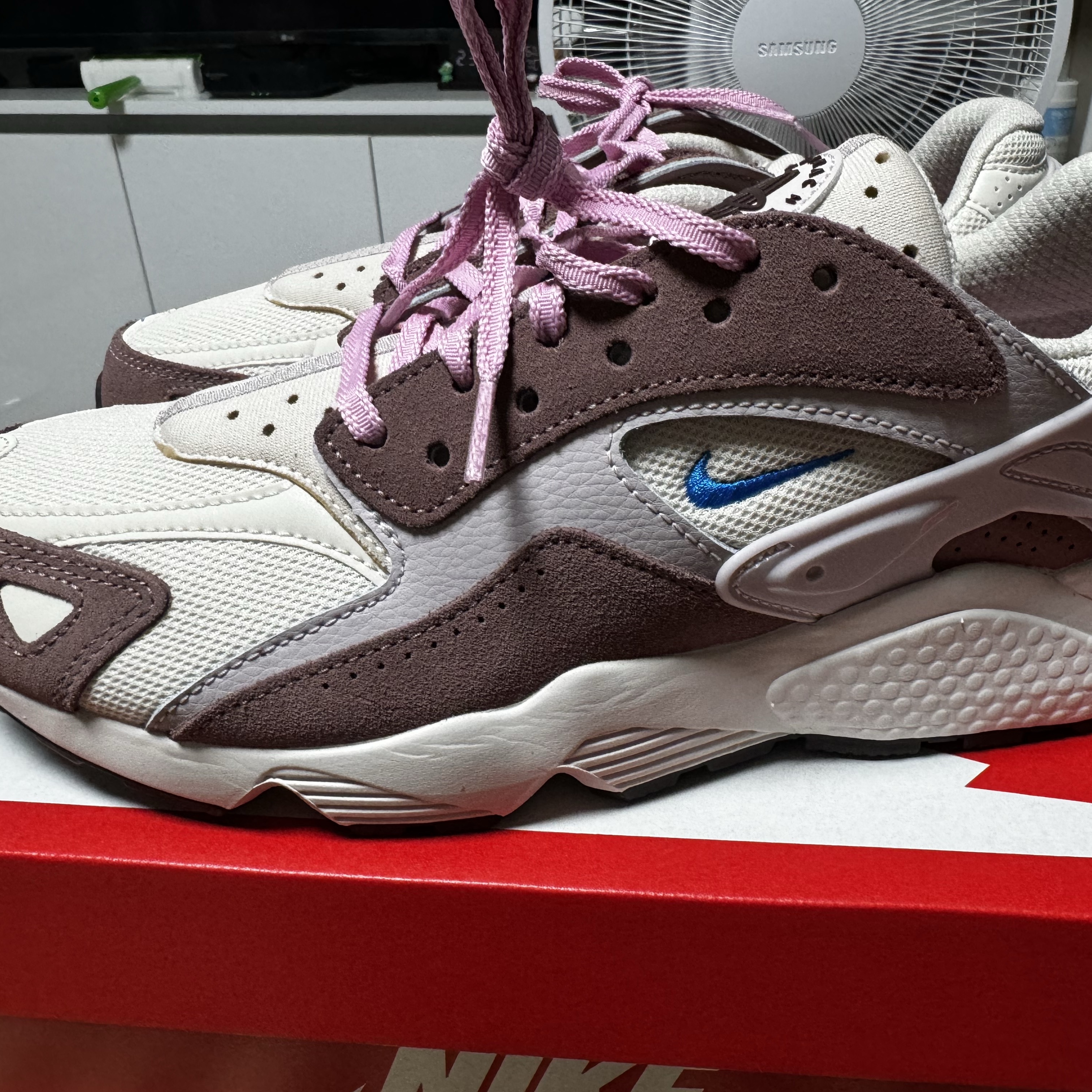 Nike Air Huarache Runner Light Orewood Earth 착용 스타일 - 1