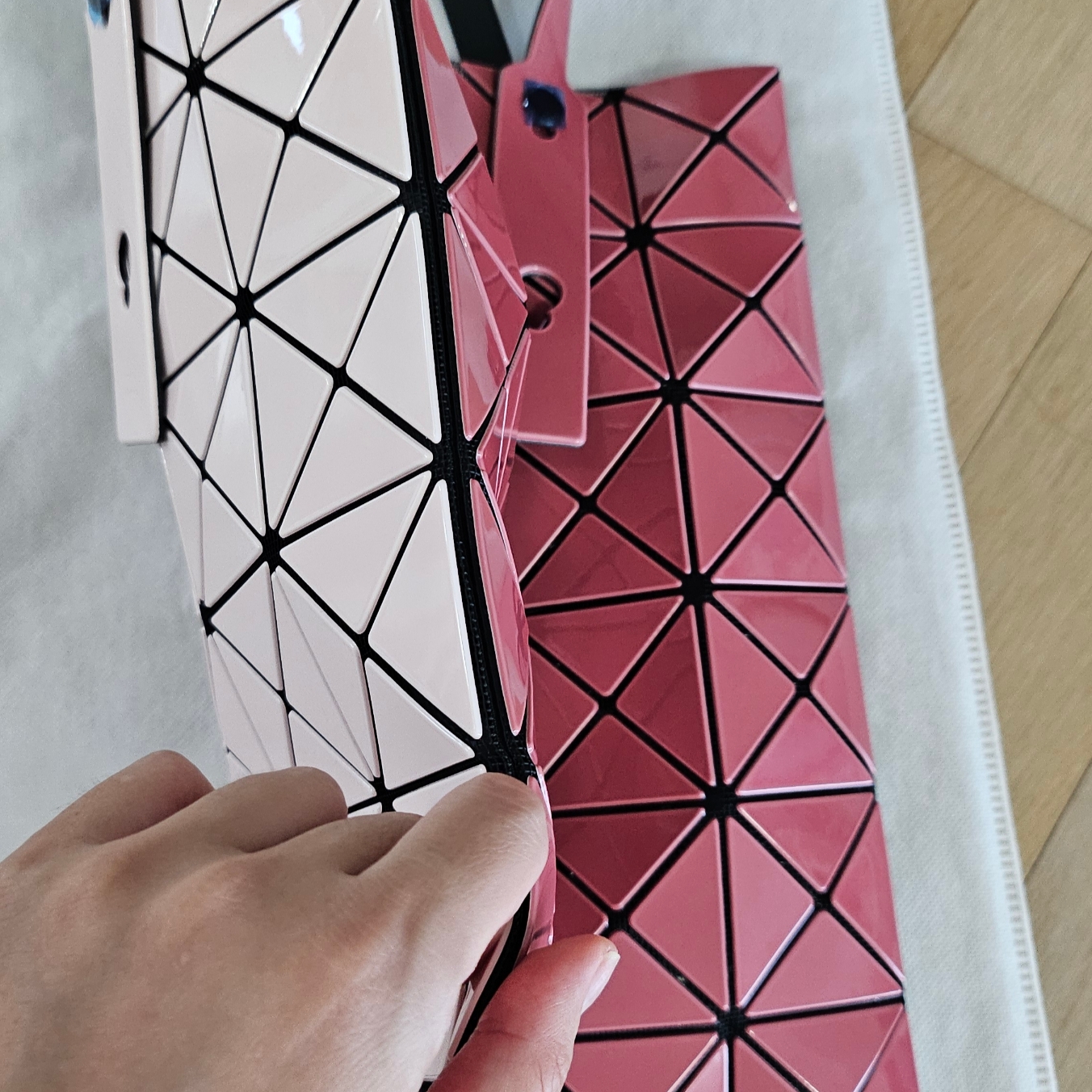 Bao Bao Issey Miyake Lucent W Tote Bag Pink Light Pink 착용 스타일