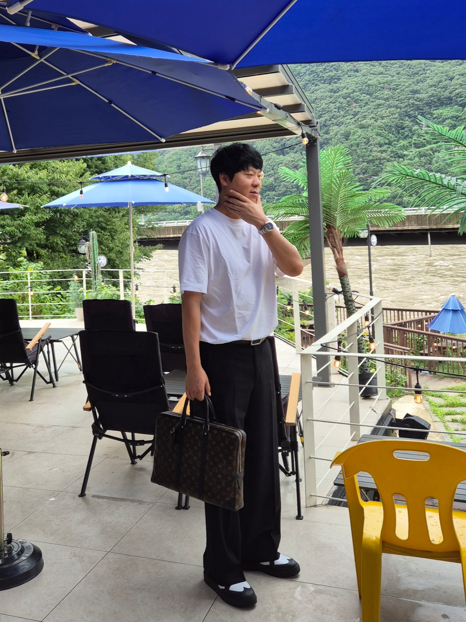 Louis Vuitton Porte Documents Voyage PM Monogram Black, Nike x Peaceminusone Kwondo1 Black and White 착용 스타일 - 1