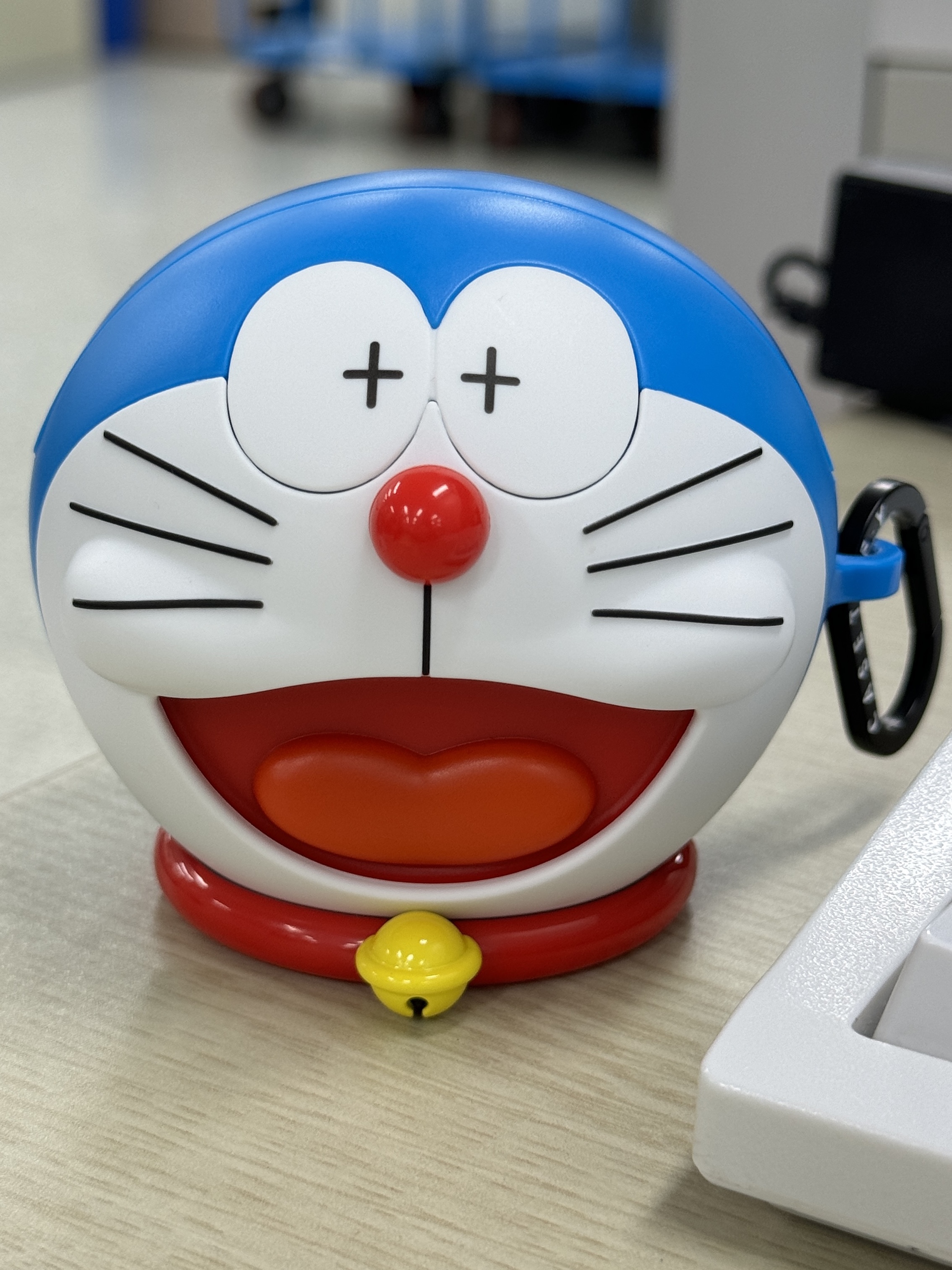 Casetify x Disney iPhone Donald Duck Plush Grippy Case, Casetify x The Mandalorian Grogu Collectible AirPods Pro 1st/2nd Gen Case 착용 스타일 - 3