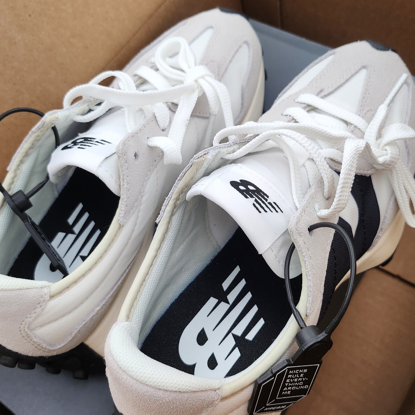 New Balance 327 White Black 착용 스타일