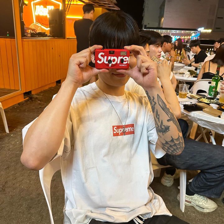 Supreme x MM6 Maison Margiela Box Logo T-Shirt White - 24SS, Supreme Yashica MF-1 Camera Red - 21SS 착용 스타일