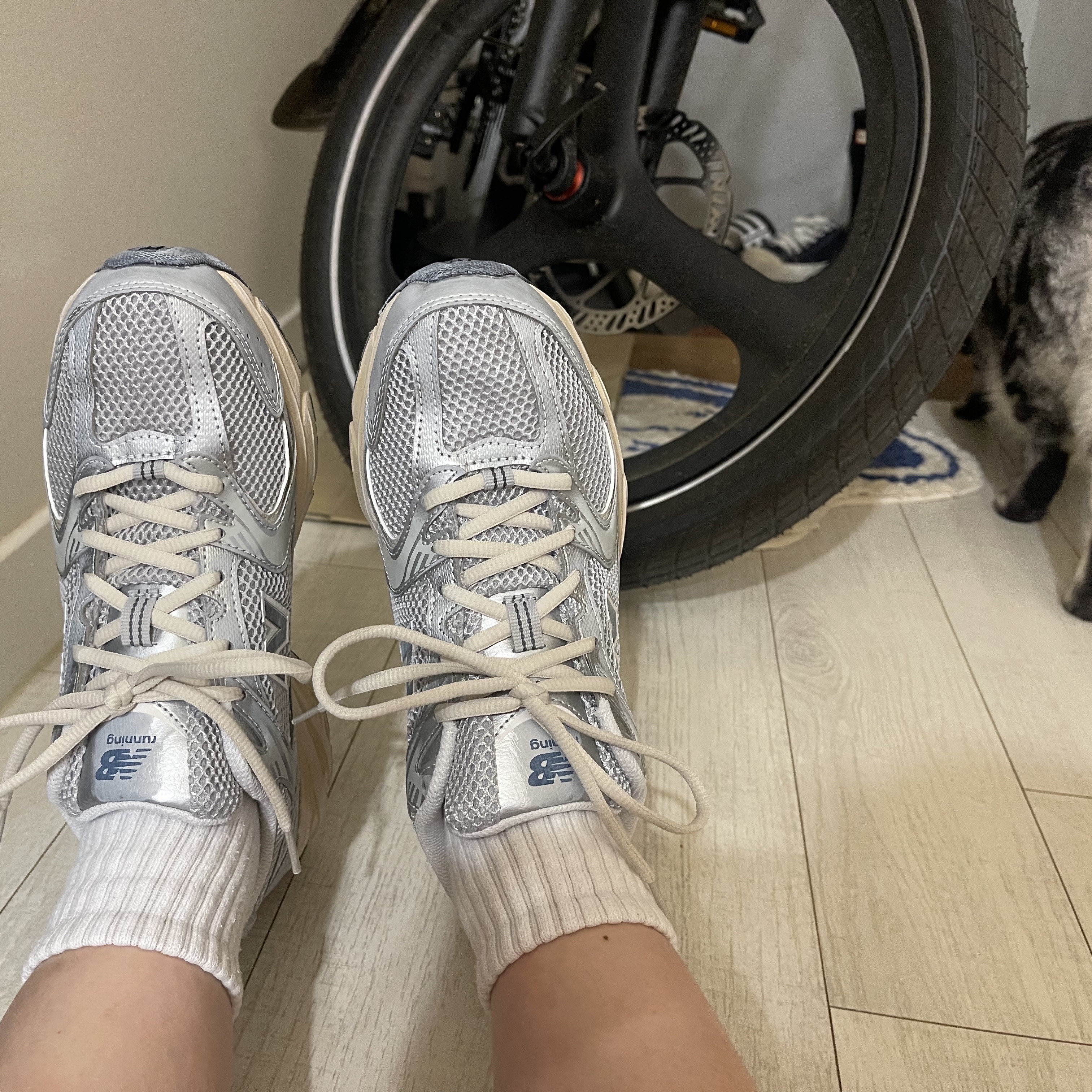 New Balance 530 Vintage Metallic Silver 착용 스타일