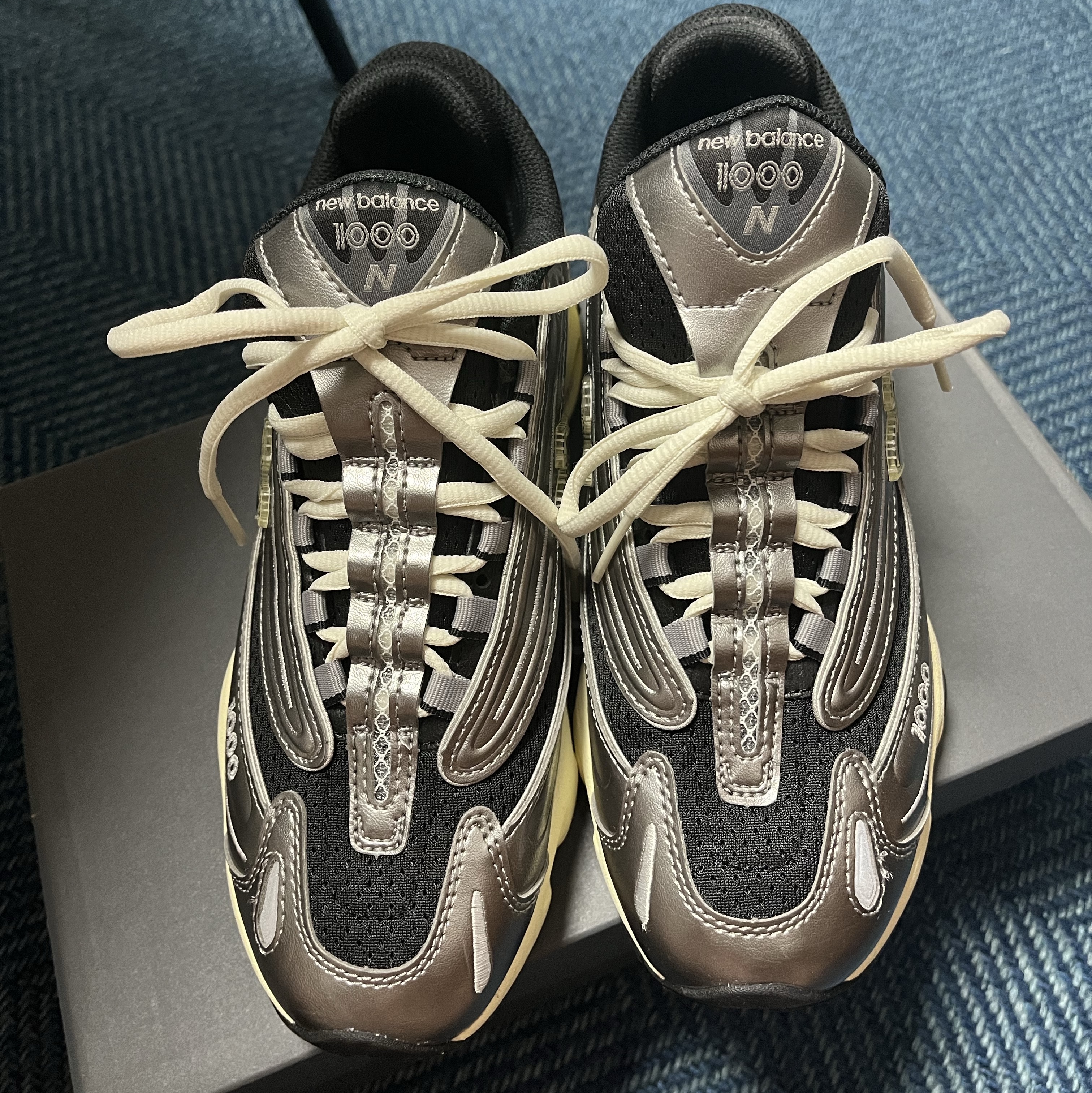 New Balance 1000 Silver Metallic Black 착용 스타일 - 2