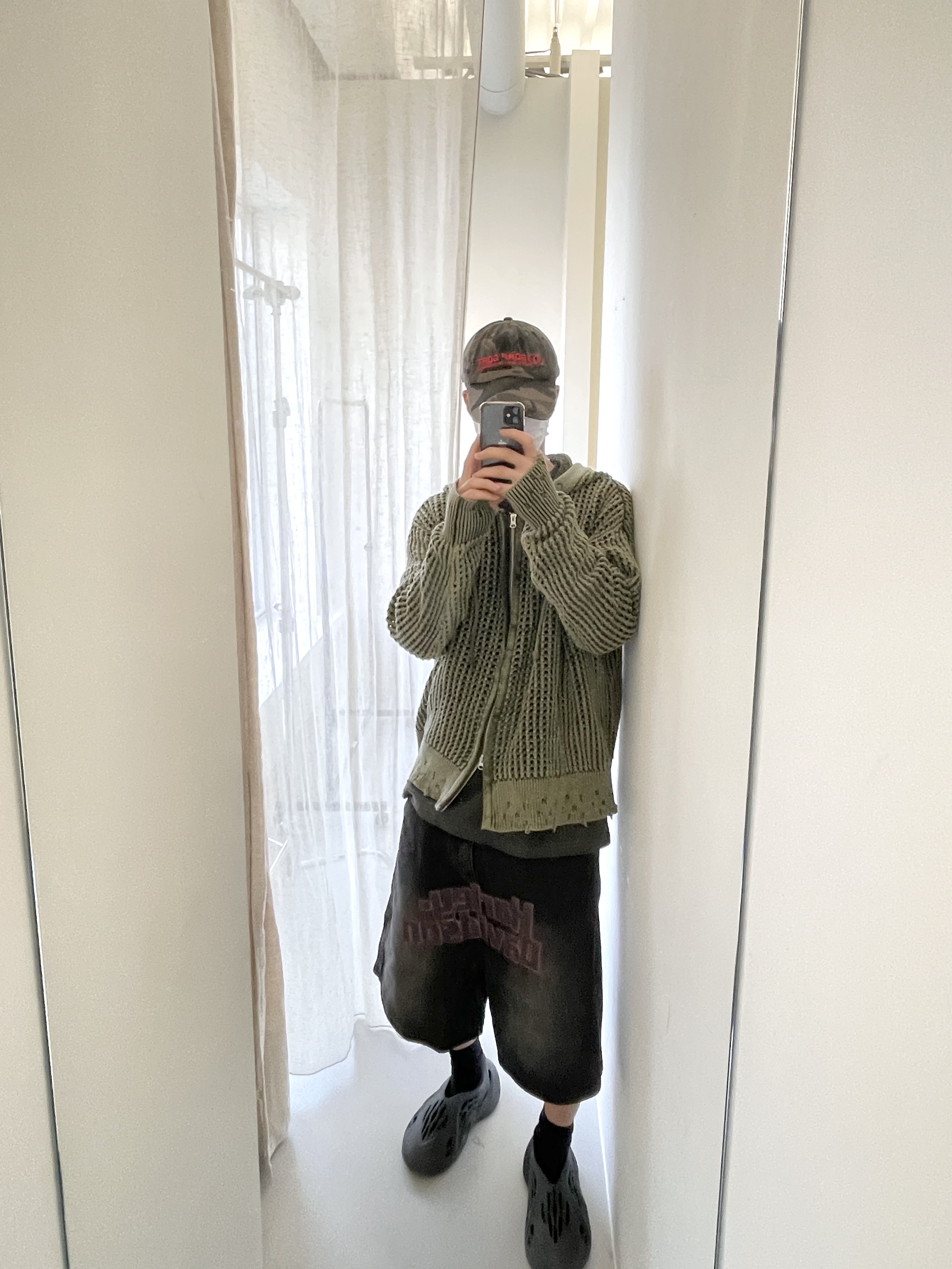Adidas Yeezy Foam RNNR Onyx 착용 스타일