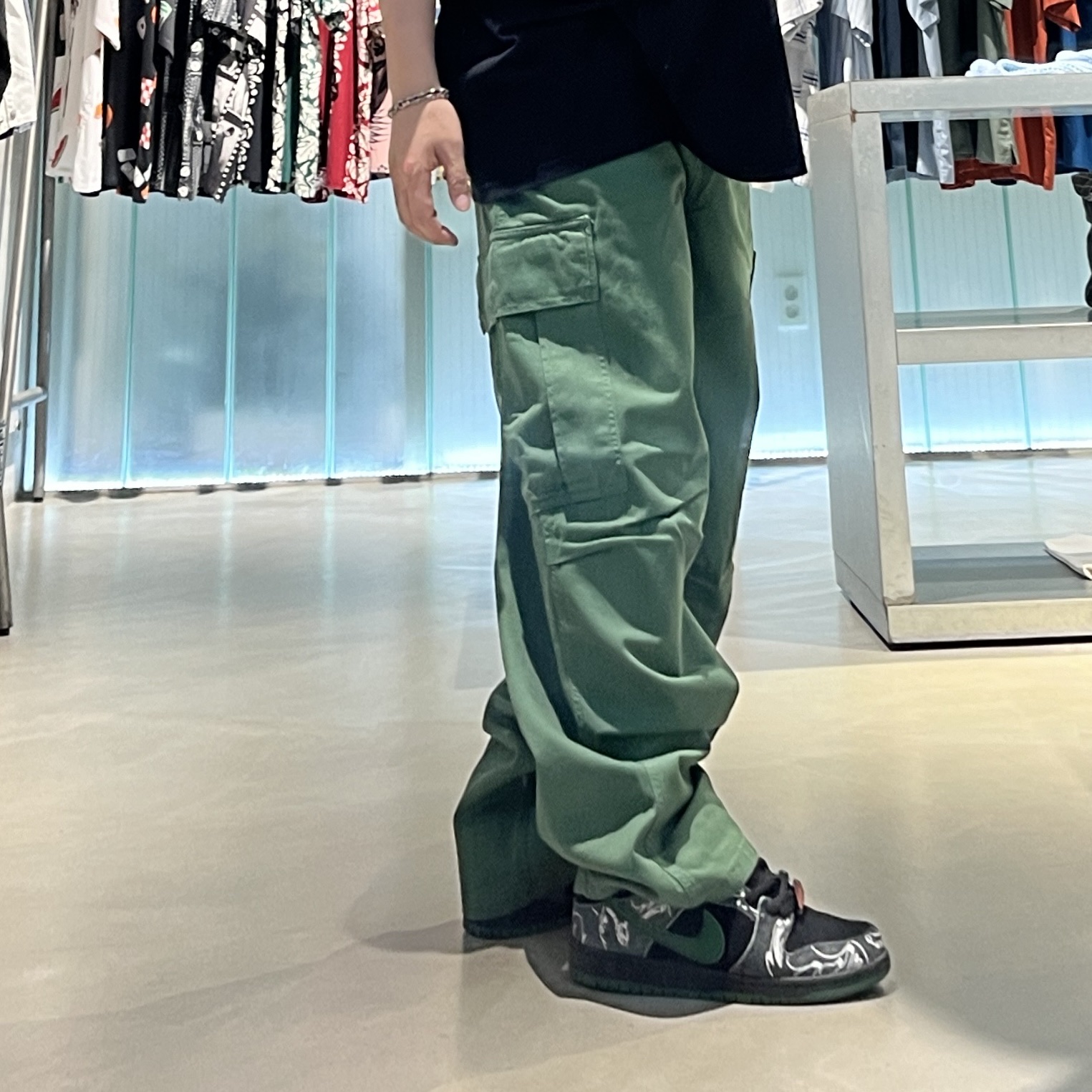 Nike x There SB Dunk Low Pro Anthracite and Gorge Green 착용 스타일 - 1